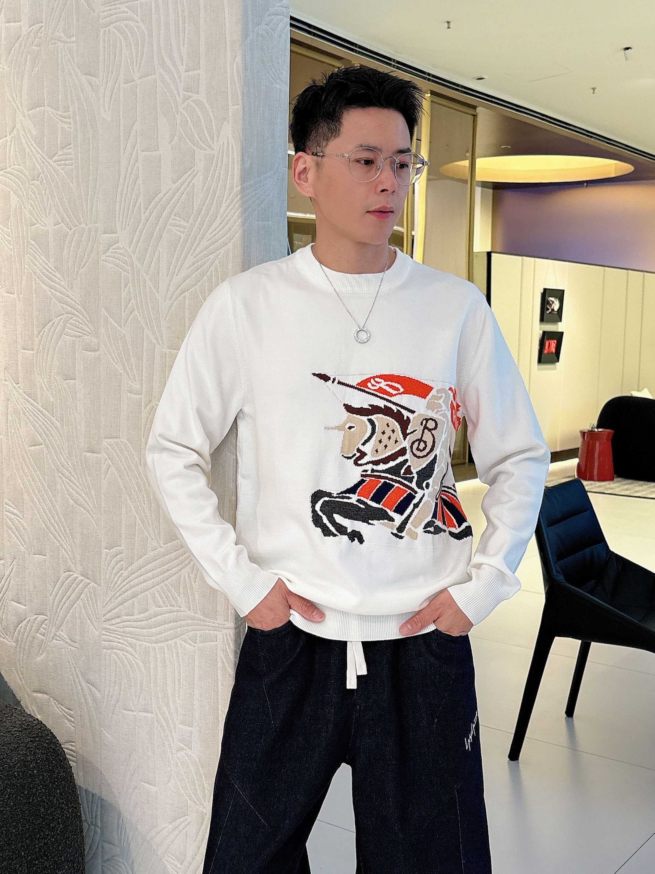 NO:563873,Burberry bur official website 2025 latest round neck sweater for autumn and winter, popular models are on sale at the counter at the same time!  Specially made of wool blended fabric. It feels comfortable. It can be directly in contact with the skin. The logo badge is exquisite and extremely eye-catching!  The details highlight the fashionable charm of big brands. Exquisite workmanship. Three-dimensional cutting style. The wearing effect is invincible and handsome!  All three standards are complete!  Size M-3XL,,burberry,burberry,sweaters,alexander wang19860909巴宝莉bur 2025官网秋冬季最新款圆领毛衣,专柜同步在售爆款！特供羊毛混纺面料.手感舒适.可直接接触皮肤,logo徽章精致标志,极为抢眼！细节凸显大牌时尚魅力.精致做工.立体裁剪风格.穿着效果无敌帅气！三标齐全！码数M-3XL,,burberry,burberry,sweaters,alexander wang,Men's clothing