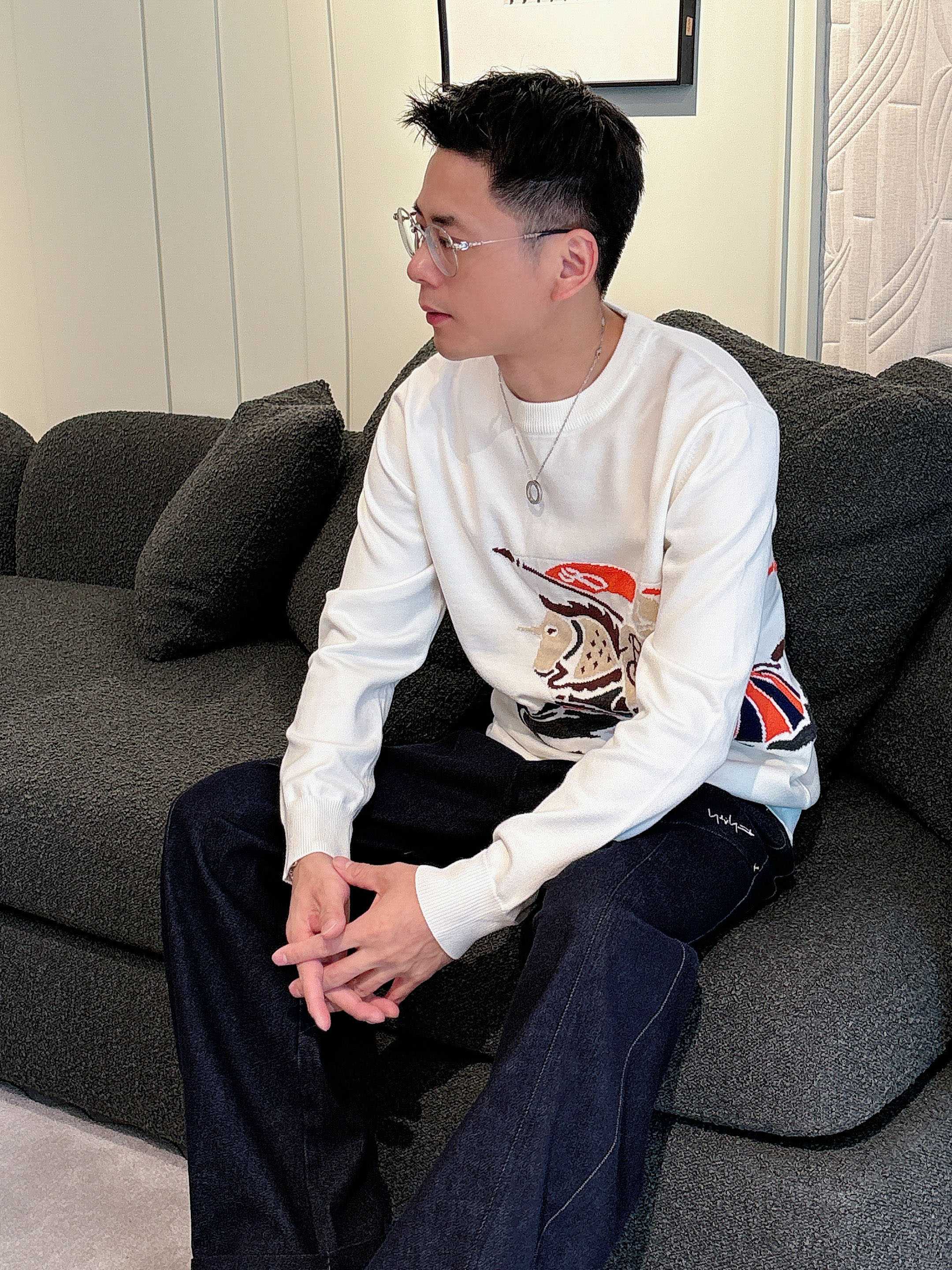 · 巴宝莉bur 2025官网秋冬季最新款圆领毛衣，专柜同步在售爆款！特供羊毛混纺面料.手感舒适.可直接