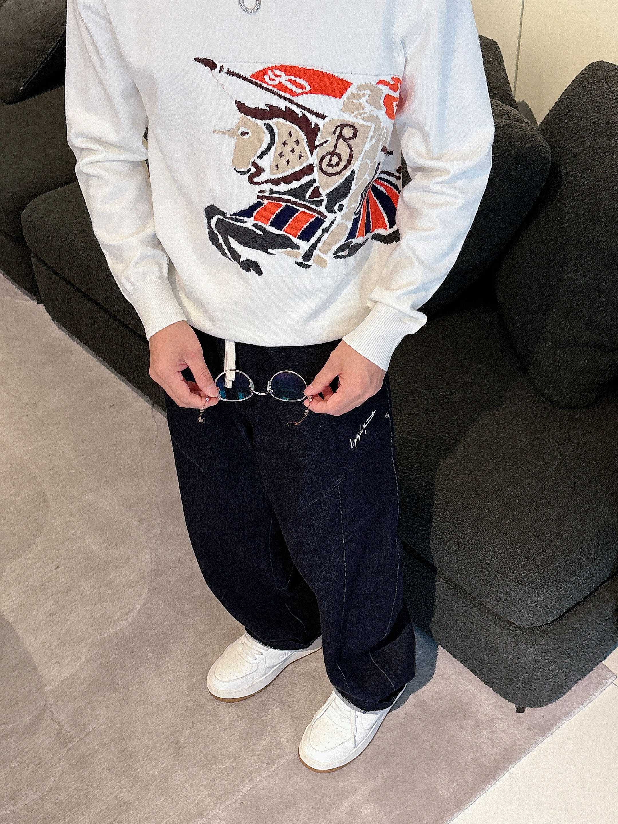 · 巴宝莉bur 2025官网秋冬季最新款圆领毛衣，专柜同步在售爆款！特供羊毛混纺面料.手感舒适.可直接