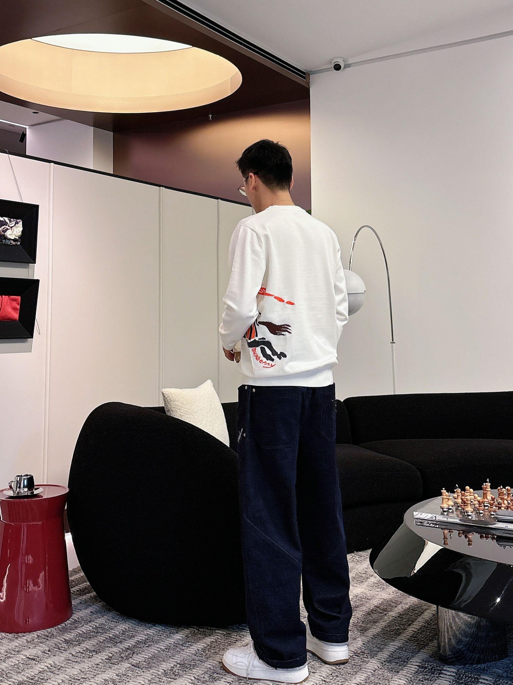 · 巴宝莉bur 2025官网秋冬季最新款圆领毛衣，专柜同步在售爆款！特供羊毛混纺面料.手感舒适.可直接