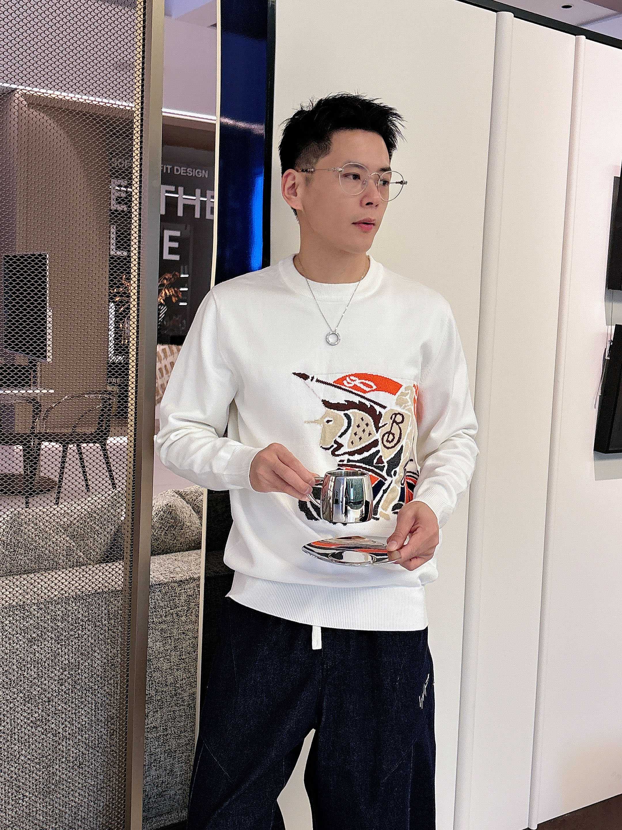 · 巴宝莉bur 2025官网秋冬季最新款圆领毛衣，专柜同步在售爆款！特供羊毛混纺面料.手感舒适.可直接