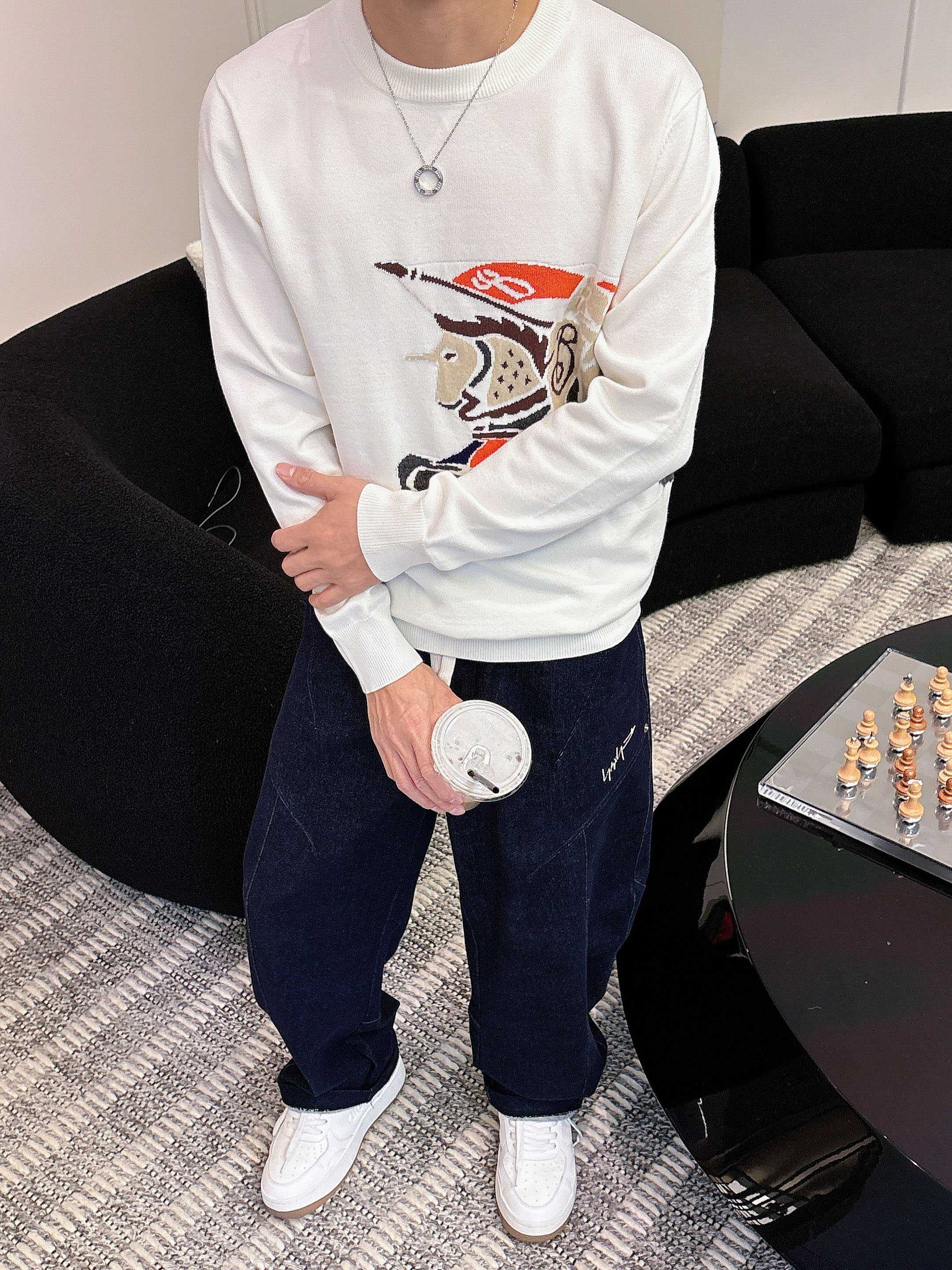 · 巴宝莉bur 2025官网秋冬季最新款圆领毛衣，专柜同步在售爆款！特供羊毛混纺面料.手感舒适.可直接