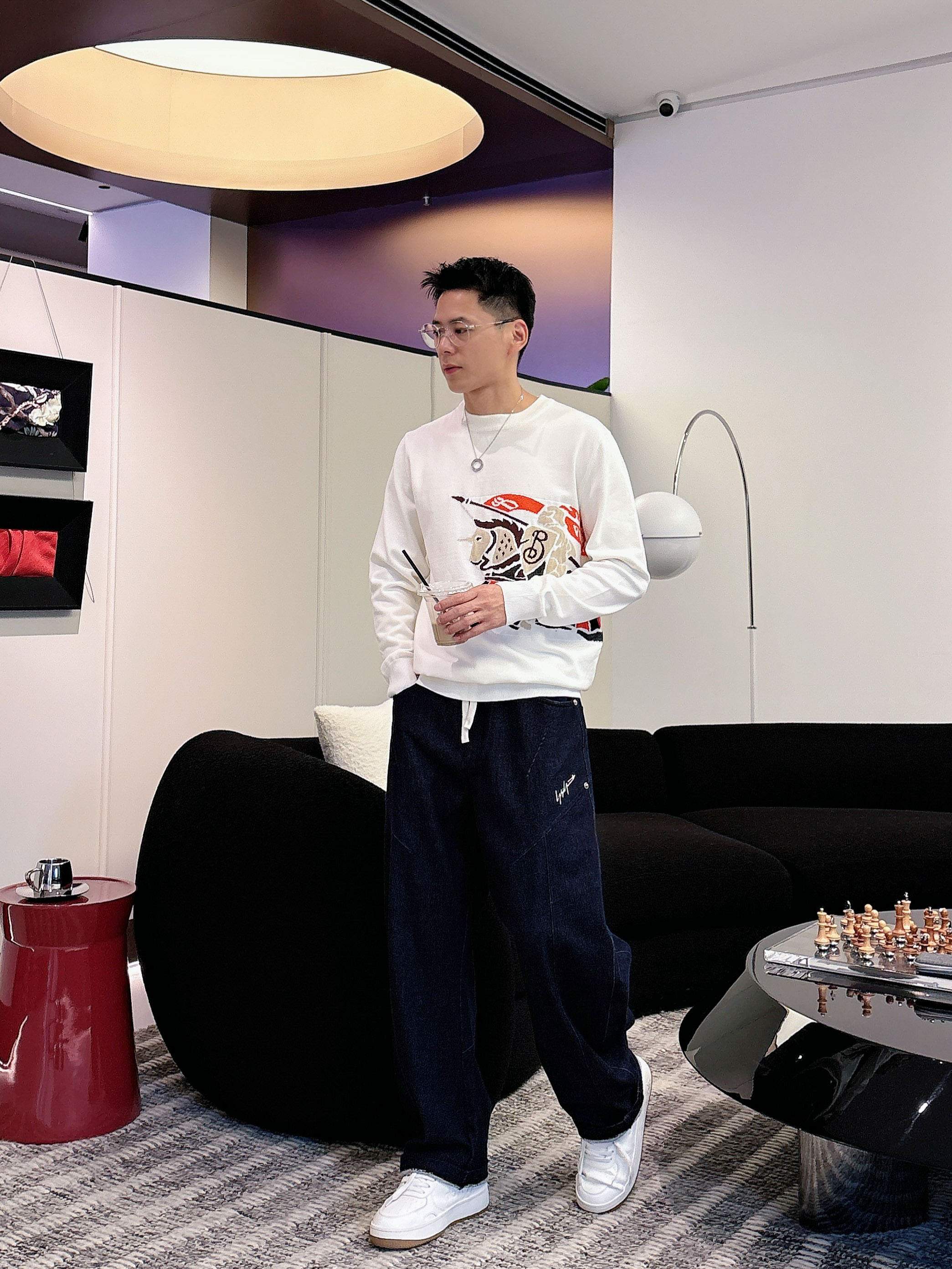 · 巴宝莉bur 2025官网秋冬季最新款圆领毛衣，专柜同步在售爆款！特供羊毛混纺面料.手感舒适.可直接