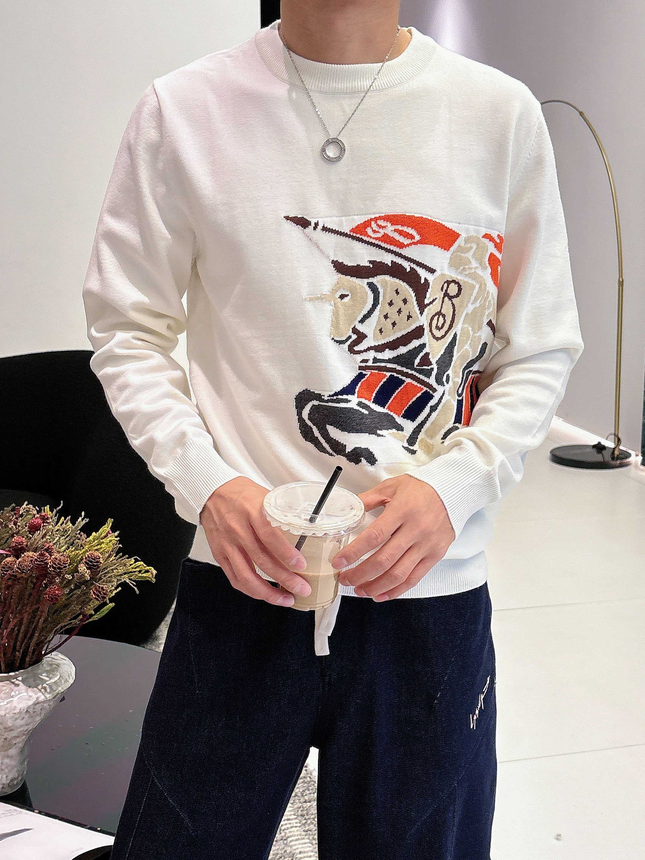 · 巴宝莉bur 2025官网秋冬季最新款圆领毛衣，专柜同步在售爆款！特供羊毛混纺面料.手感舒适.可直接