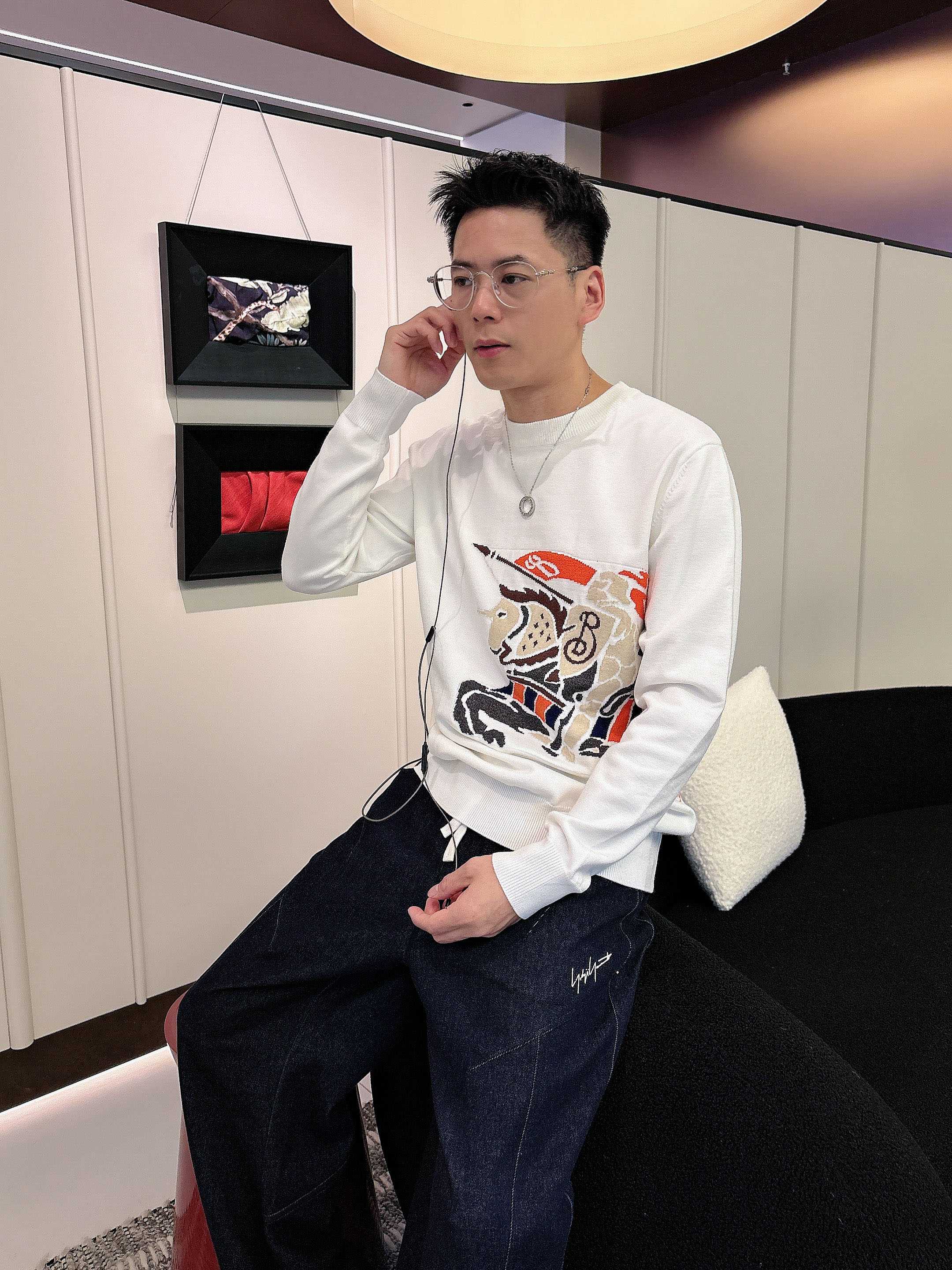 · 巴宝莉bur 2025官网秋冬季最新款圆领毛衣，专柜同步在售爆款！特供羊毛混纺面料.手感舒适.可直接