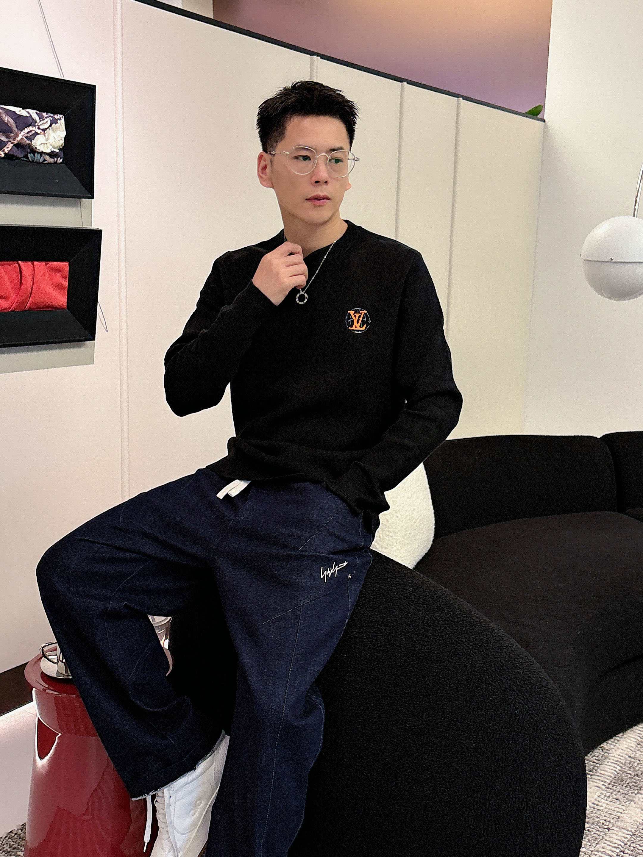 · LV 2025官网秋冬季最新款圆领毛衣，专柜同步在售爆款！特供羊毛混纺面料.手感舒适.可直接接触皮肤