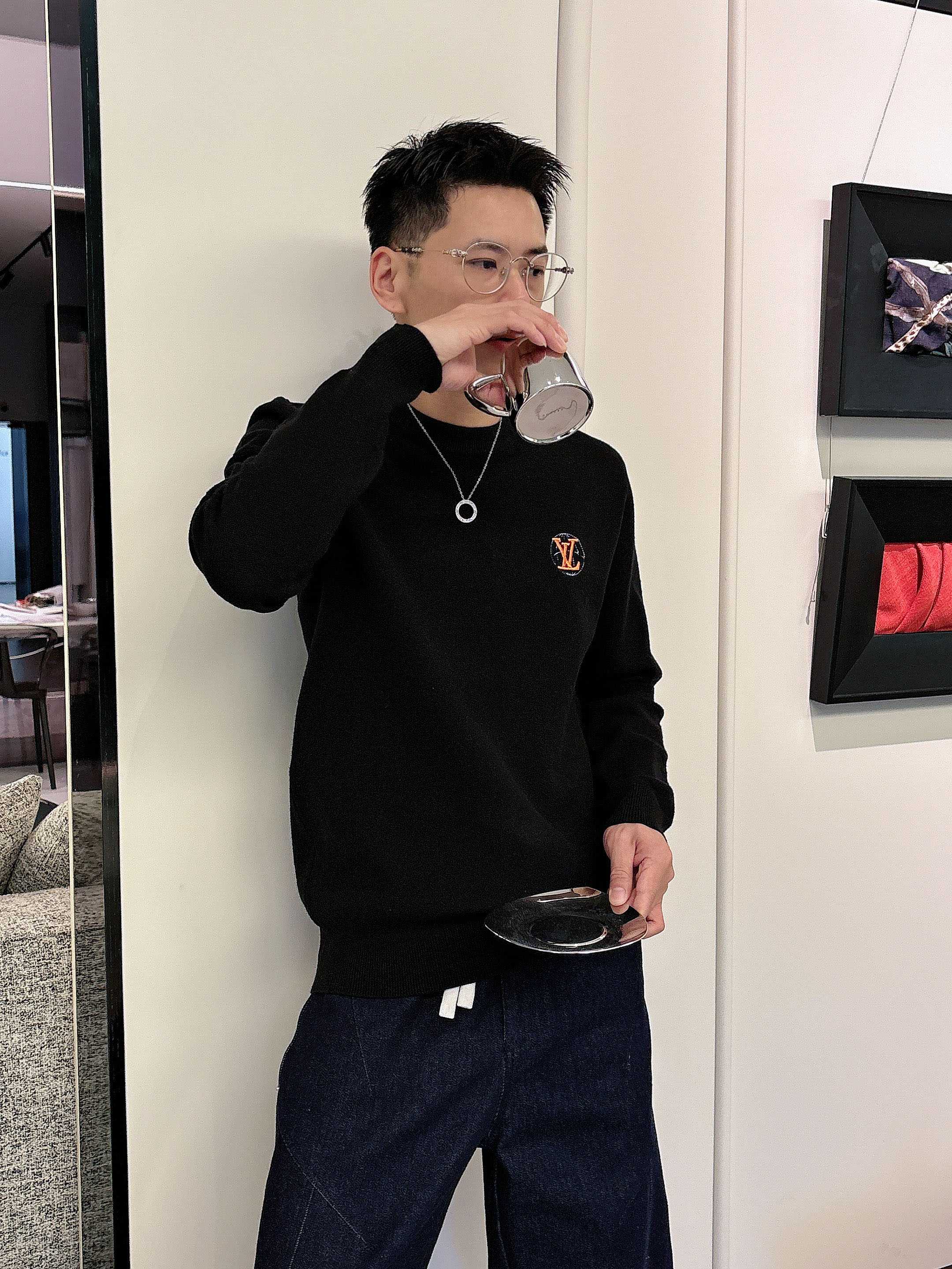 · LV 2025官网秋冬季最新款圆领毛衣，专柜同步在售爆款！特供羊毛混纺面料.手感舒适.可直接接触皮肤