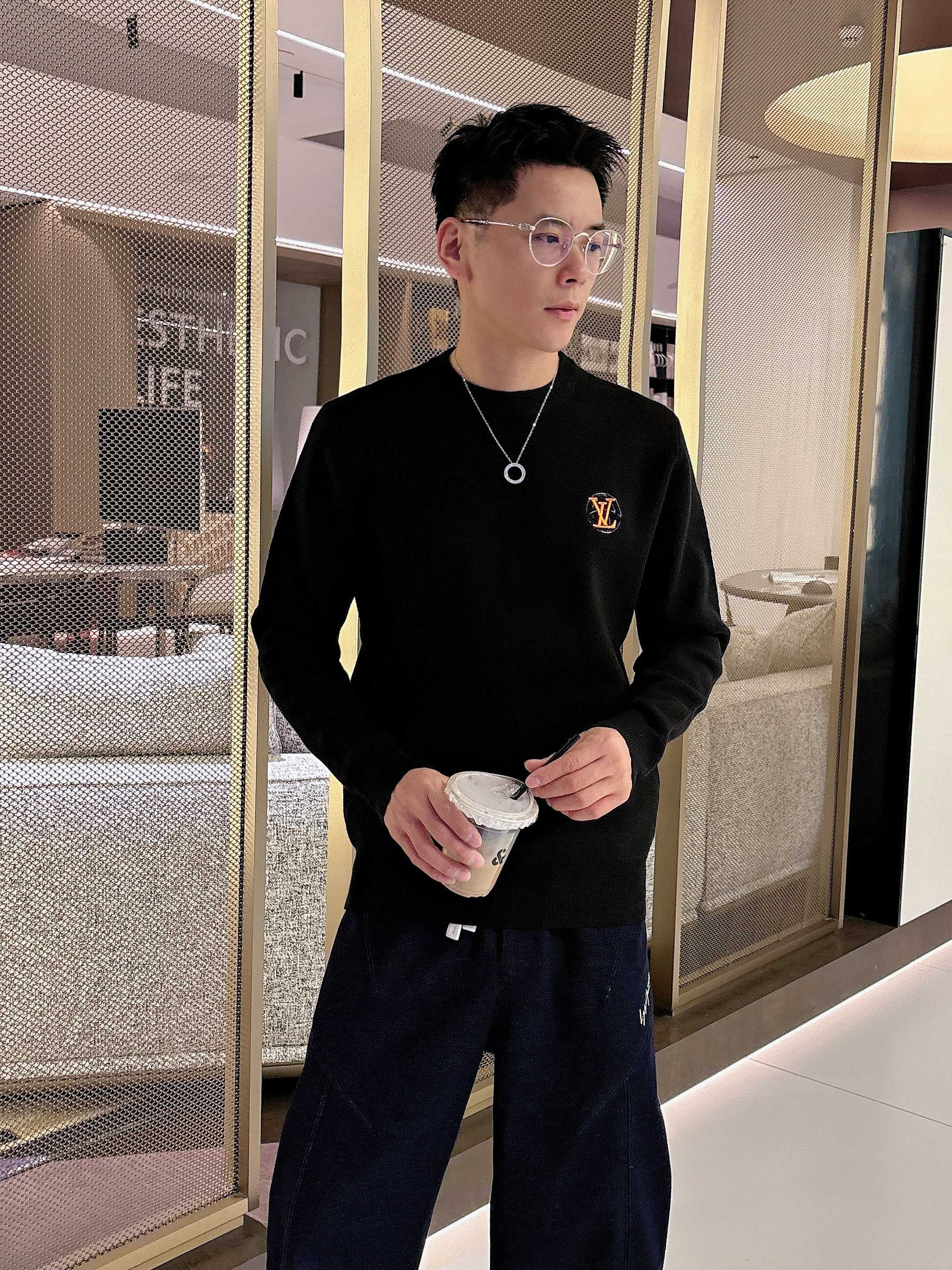 · LV 2025官网秋冬季最新款圆领毛衣，专柜同步在售爆款！特供羊毛混纺面料.手感舒适.可直接接触皮肤