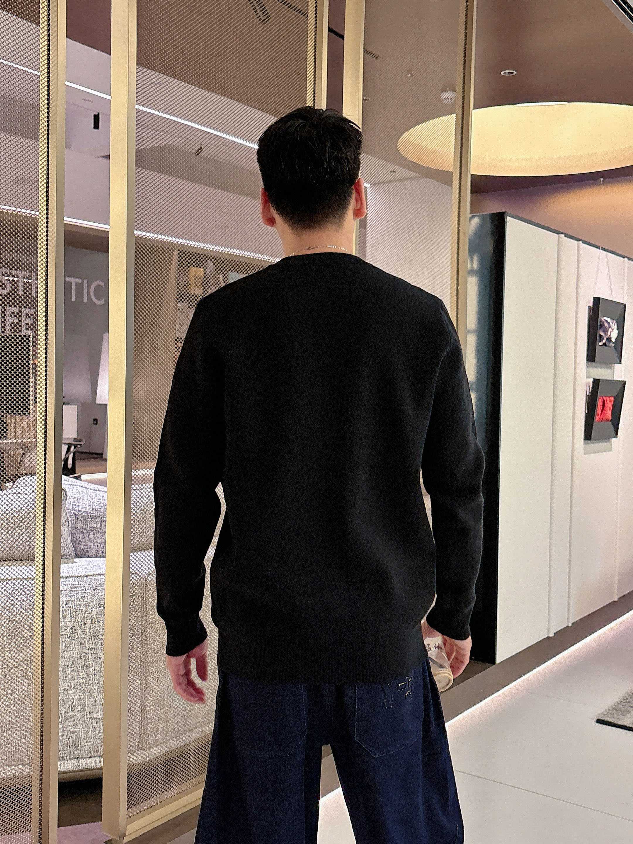 · LV 2025官网秋冬季最新款圆领毛衣，专柜同步在售爆款！特供羊毛混纺面料.手感舒适.可直接接触皮肤