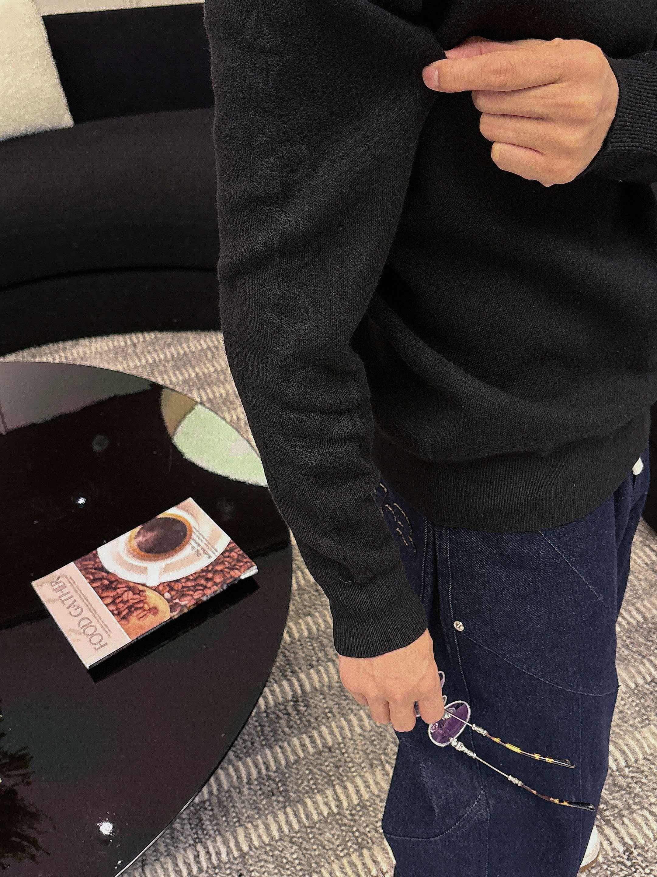 · LV 2025官网秋冬季最新款圆领毛衣，专柜同步在售爆款！特供羊毛混纺面料.手感舒适.可直接接触皮肤