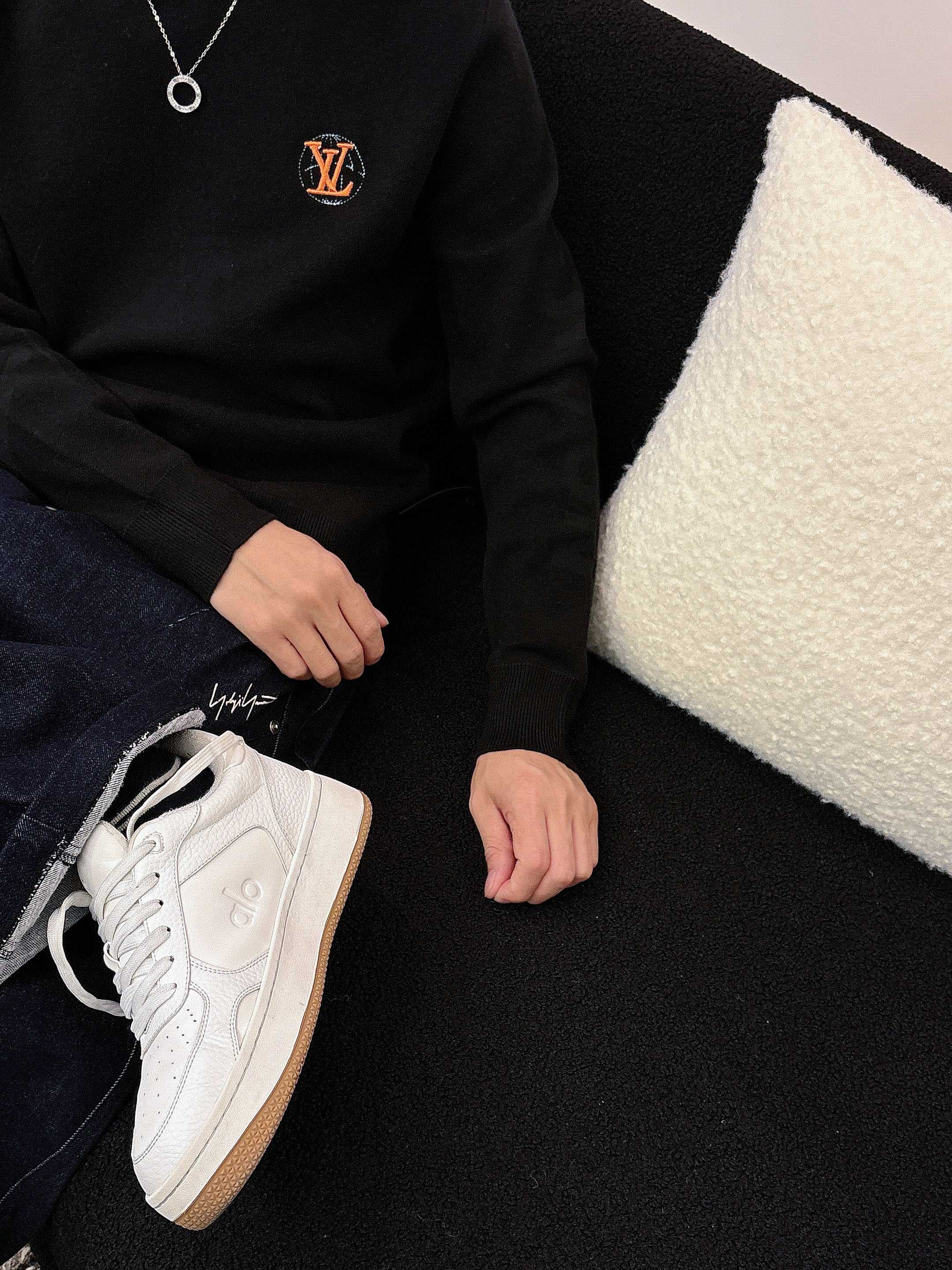 · LV 2025官网秋冬季最新款圆领毛衣，专柜同步在售爆款！特供羊毛混纺面料.手感舒适.可直接接触皮肤