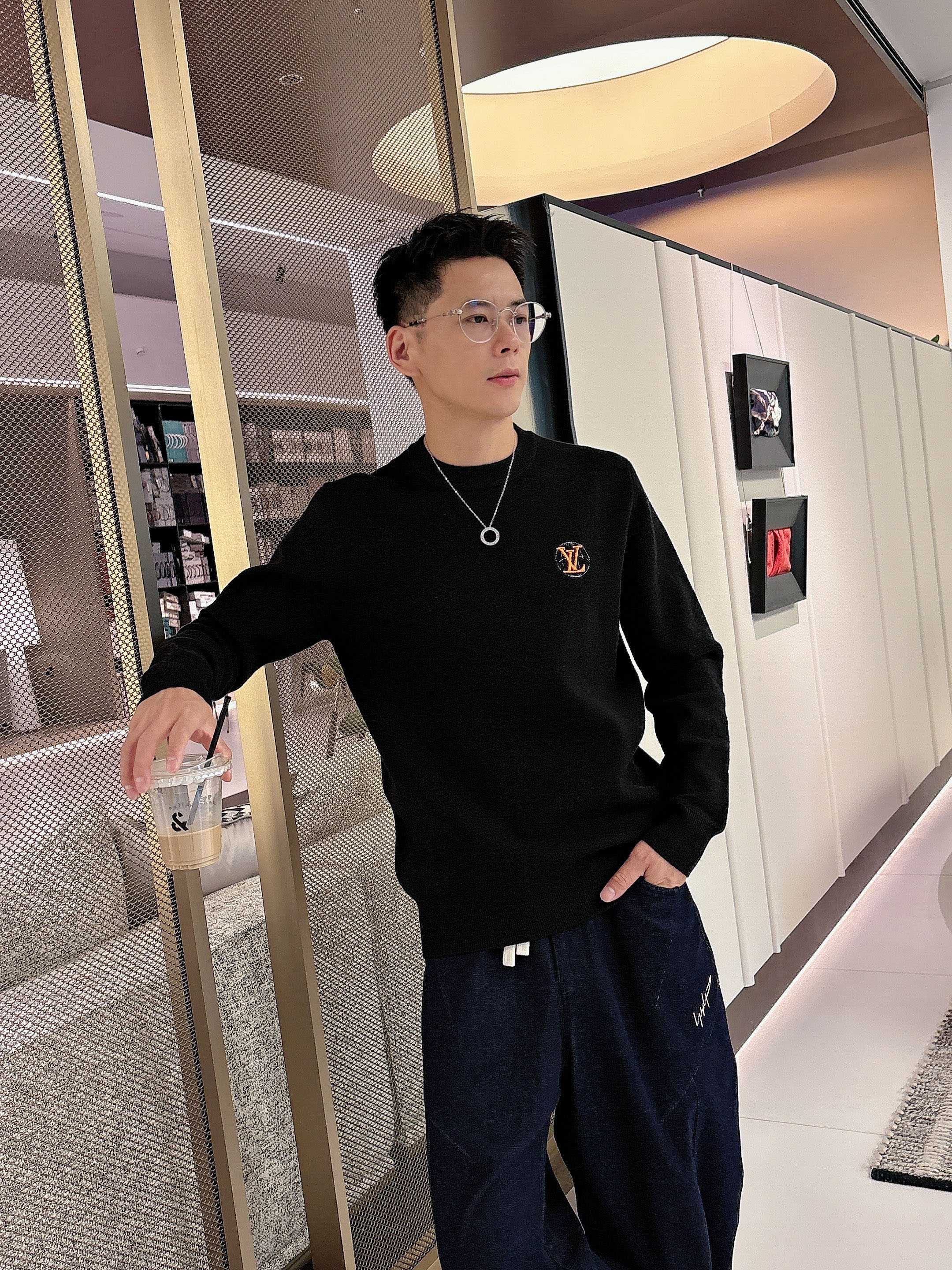 · LV 2025官网秋冬季最新款圆领毛衣，专柜同步在售爆款！特供羊毛混纺面料.手感舒适.可直接接触皮肤