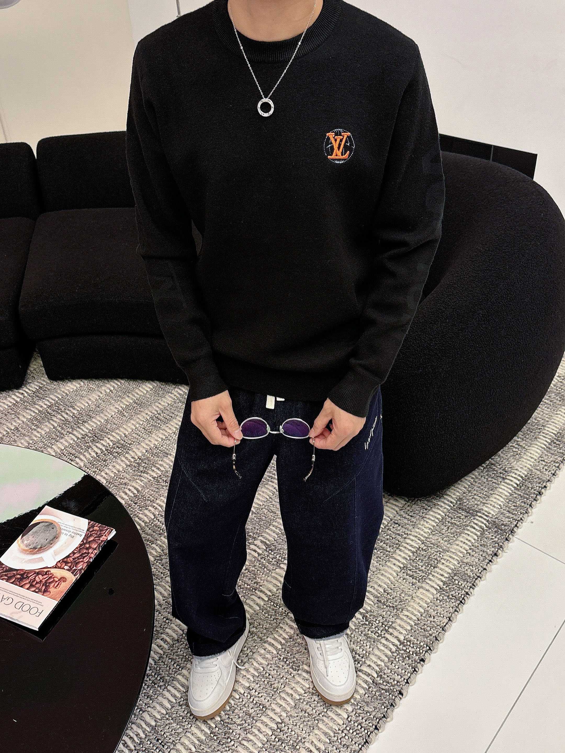 · LV 2025官网秋冬季最新款圆领毛衣，专柜同步在售爆款！特供羊毛混纺面料.手感舒适.可直接接触皮肤