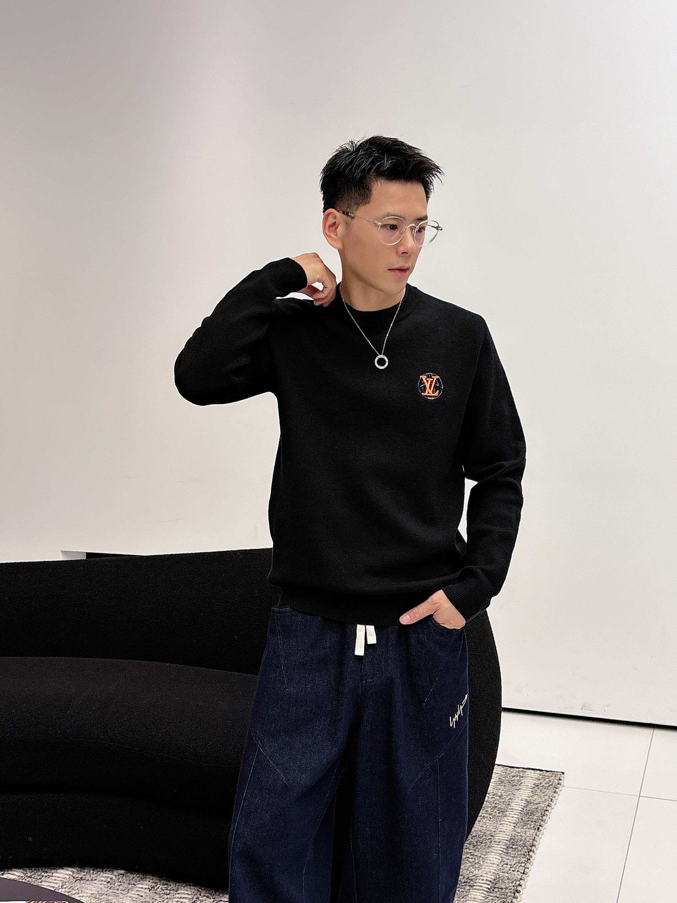 · LV 2025官网秋冬季最新款圆领毛衣，专柜同步在售爆款！特供羊毛混纺面料.手感舒适.可直接接触皮肤