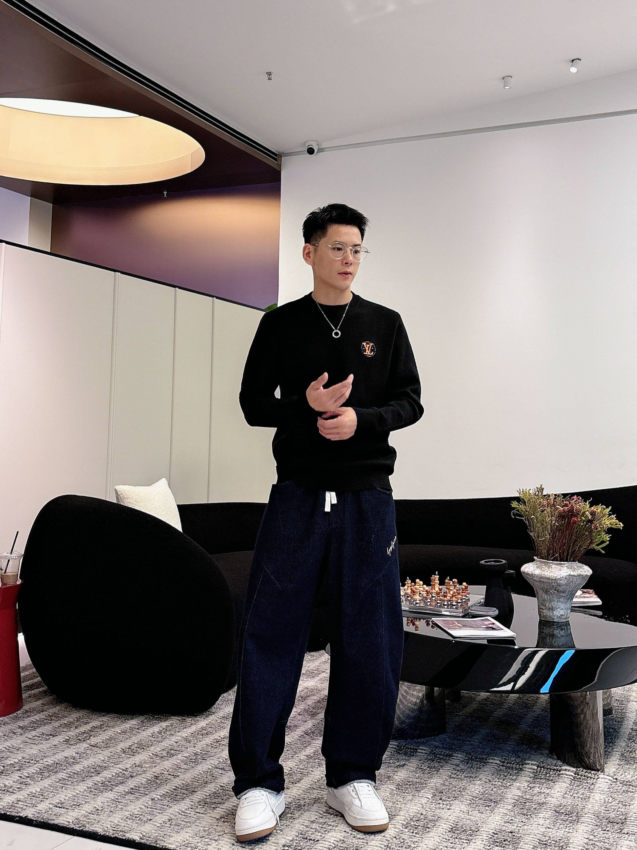 · LV 2025官网秋冬季最新款圆领毛衣，专柜同步在售爆款！特供羊毛混纺面料.手感舒适.可直接接触皮肤