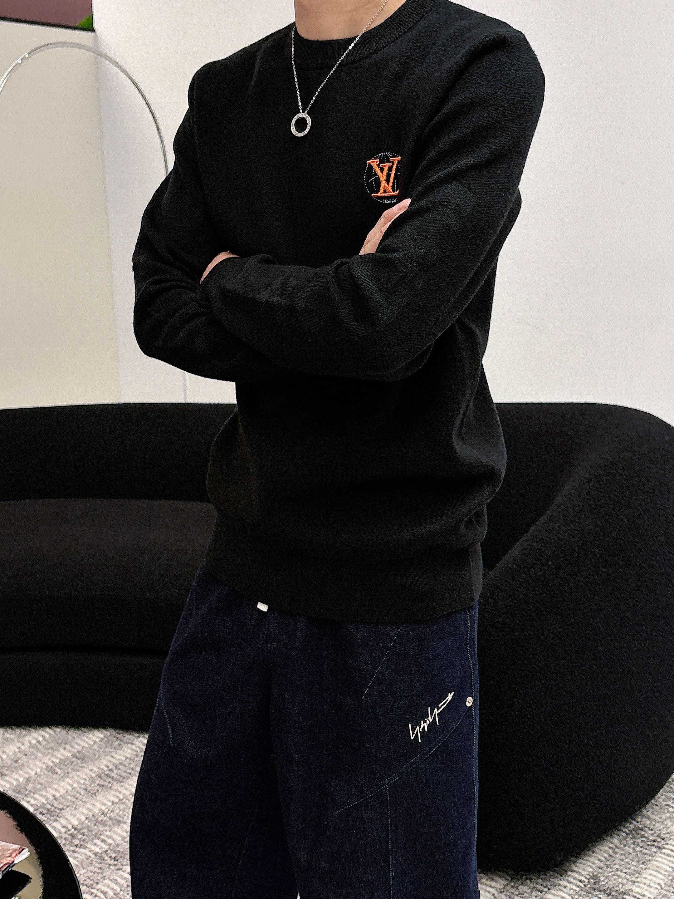 · LV 2025官网秋冬季最新款圆领毛衣，专柜同步在售爆款！特供羊毛混纺面料.手感舒适.可直接接触皮肤