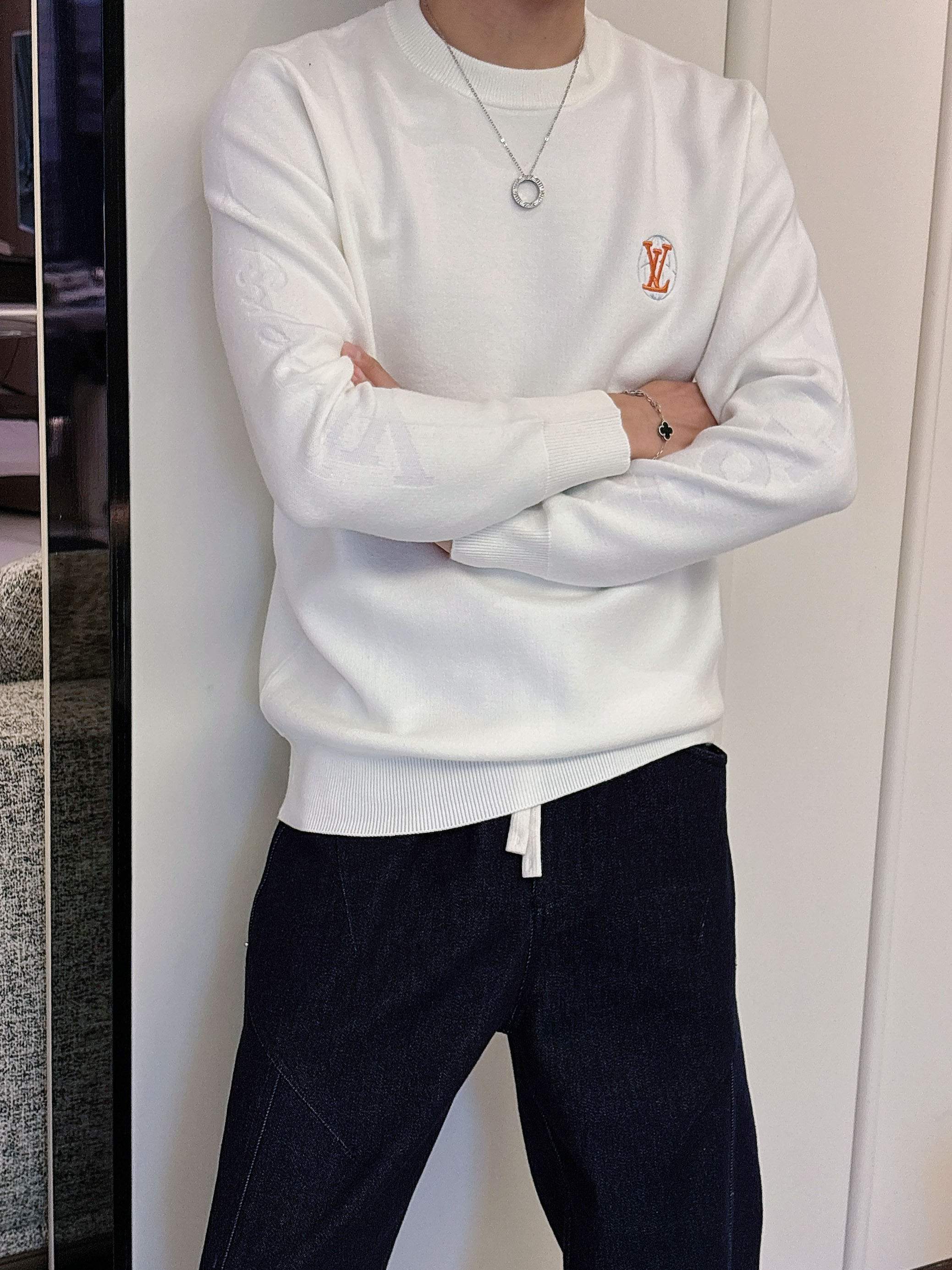 · LV 2025官网秋冬季最新款圆领毛衣，专柜同步在售爆款！特供羊毛混纺面料.手感舒适.可直接接触皮肤
