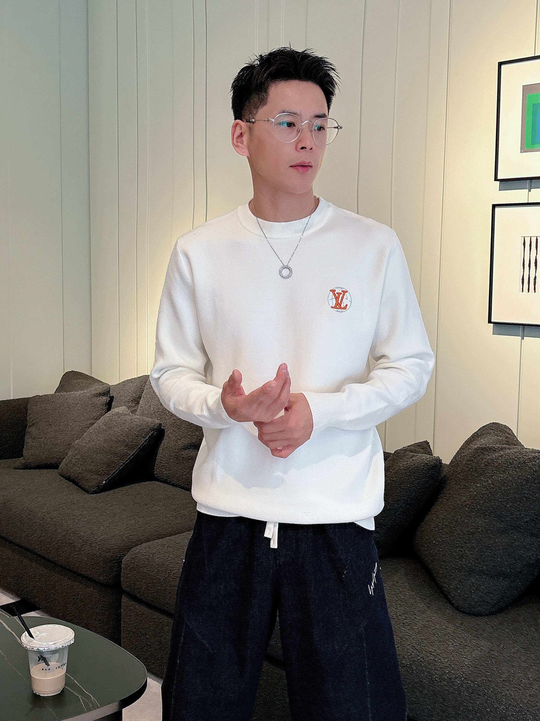 · LV 2025官网秋冬季最新款圆领毛衣，专柜同步在售爆款！特供羊毛混纺面料.手感舒适.可直接接触皮肤