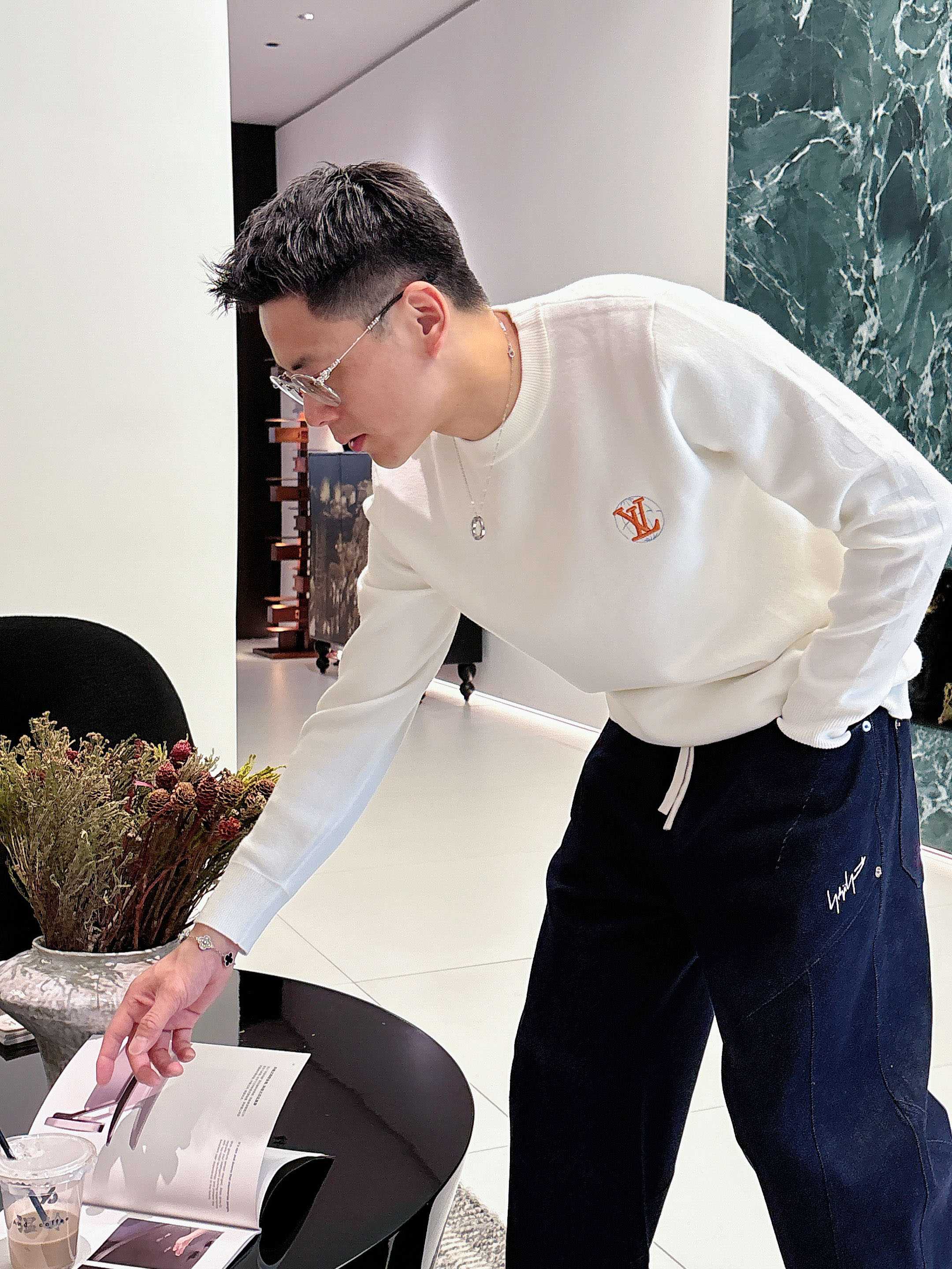 · LV 2025官网秋冬季最新款圆领毛衣，专柜同步在售爆款！特供羊毛混纺面料.手感舒适.可直接接触皮肤