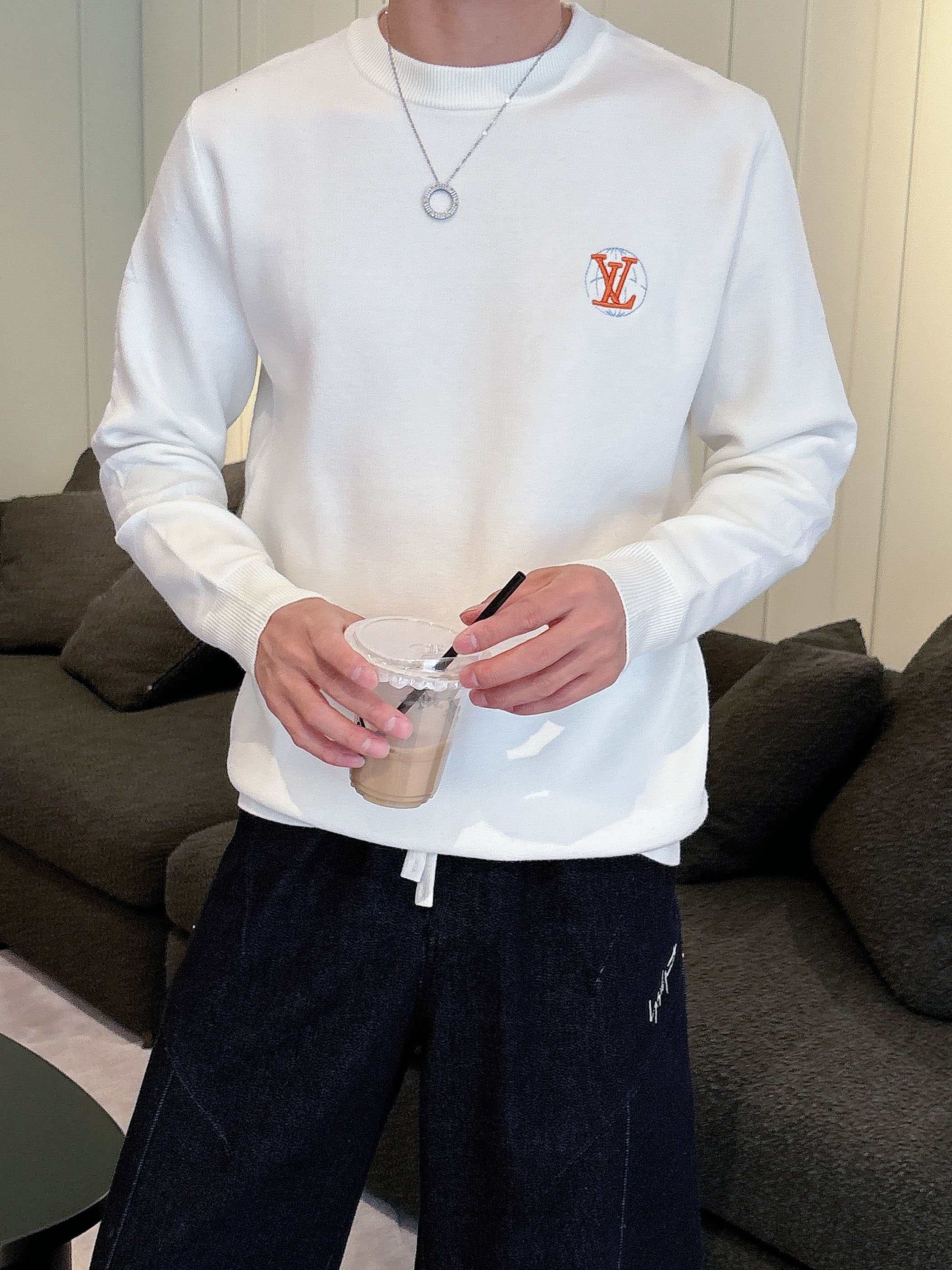 · LV 2025官网秋冬季最新款圆领毛衣，专柜同步在售爆款！特供羊毛混纺面料.手感舒适.可直接接触皮肤