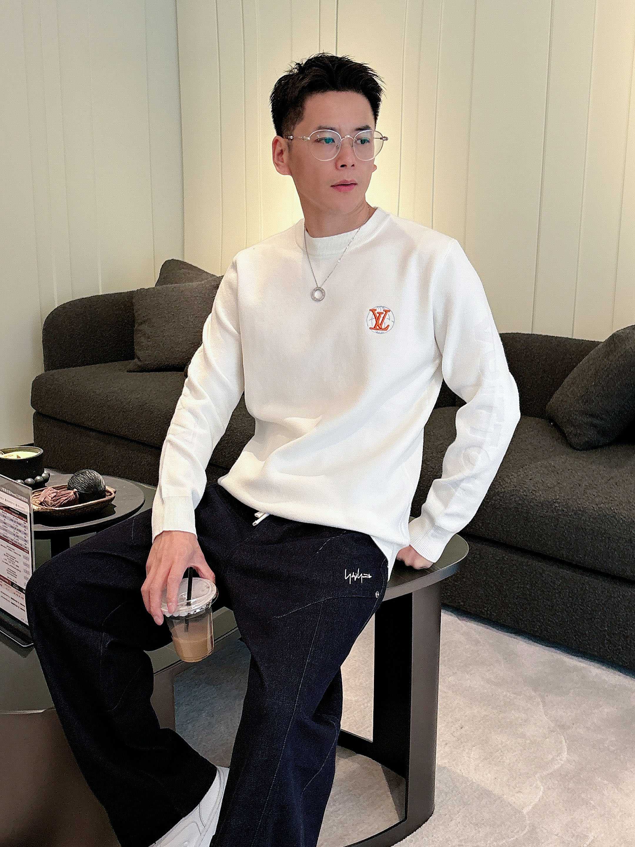· LV 2025官网秋冬季最新款圆领毛衣，专柜同步在售爆款！特供羊毛混纺面料.手感舒适.可直接接触皮肤