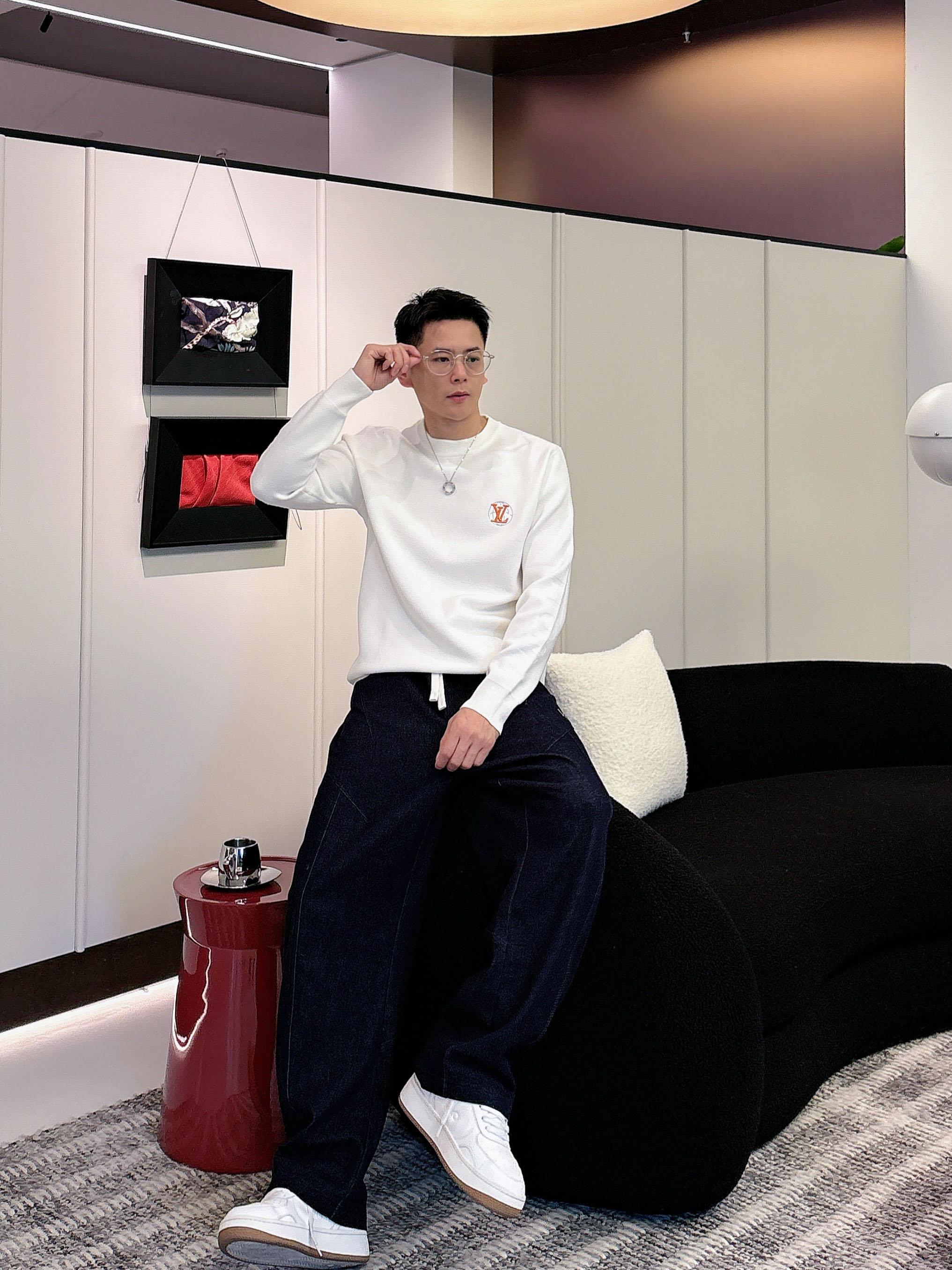 · LV 2025官网秋冬季最新款圆领毛衣，专柜同步在售爆款！特供羊毛混纺面料.手感舒适.可直接接触皮肤