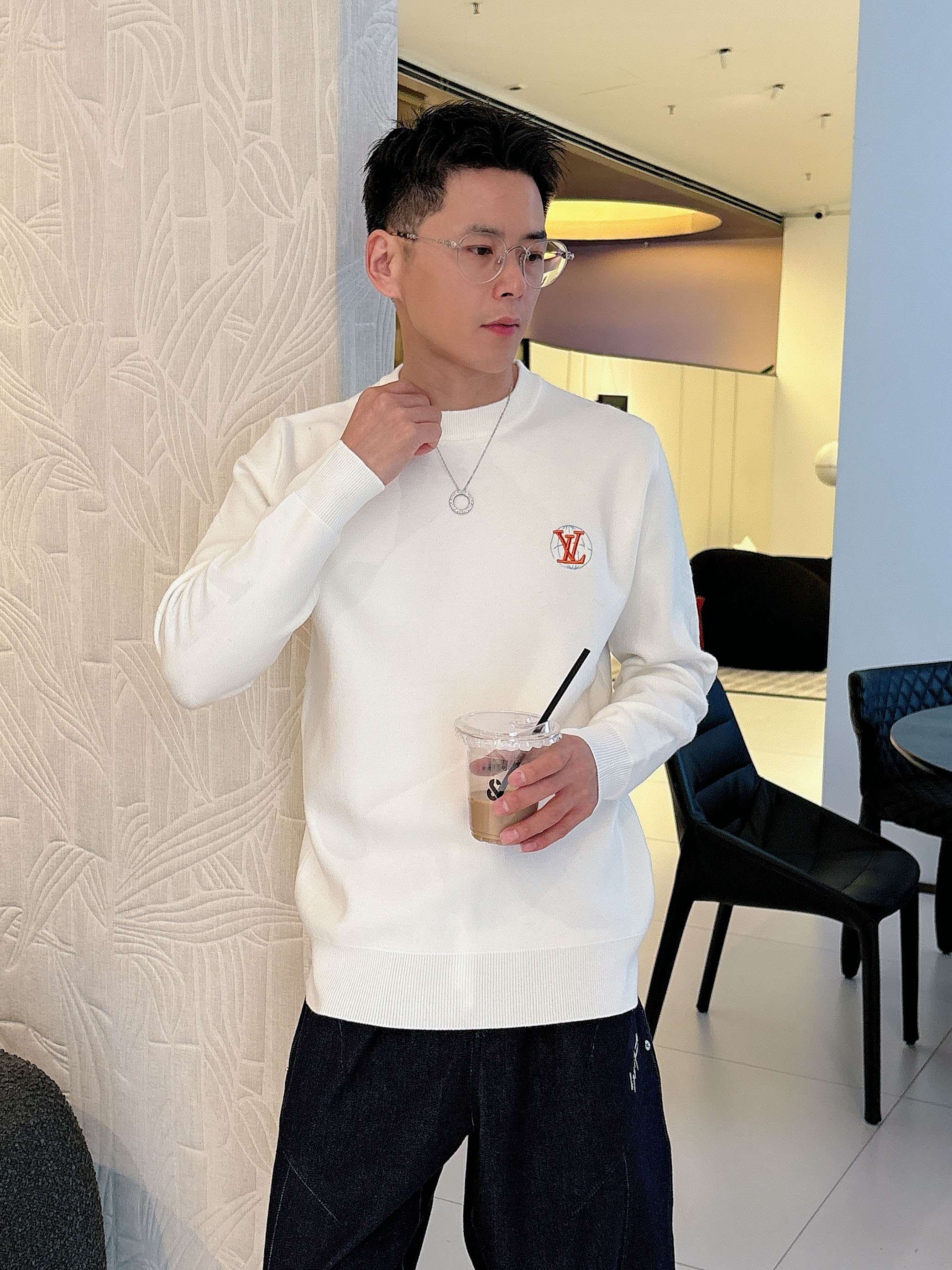 · LV 2025官网秋冬季最新款圆领毛衣，专柜同步在售爆款！特供羊毛混纺面料.手感舒适.可直接接触皮肤