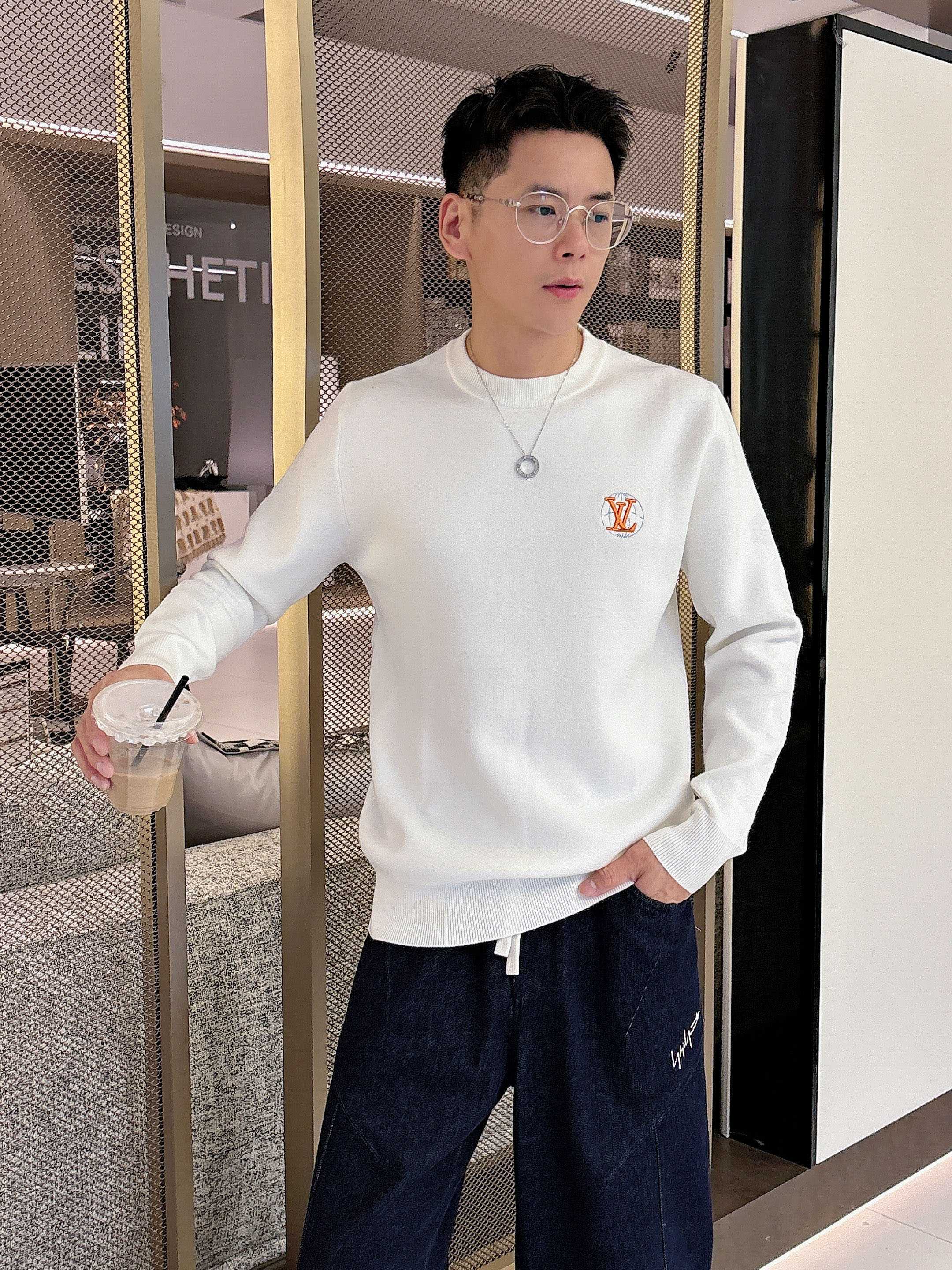 · LV 2025官网秋冬季最新款圆领毛衣，专柜同步在售爆款！特供羊毛混纺面料.手感舒适.可直接接触皮肤