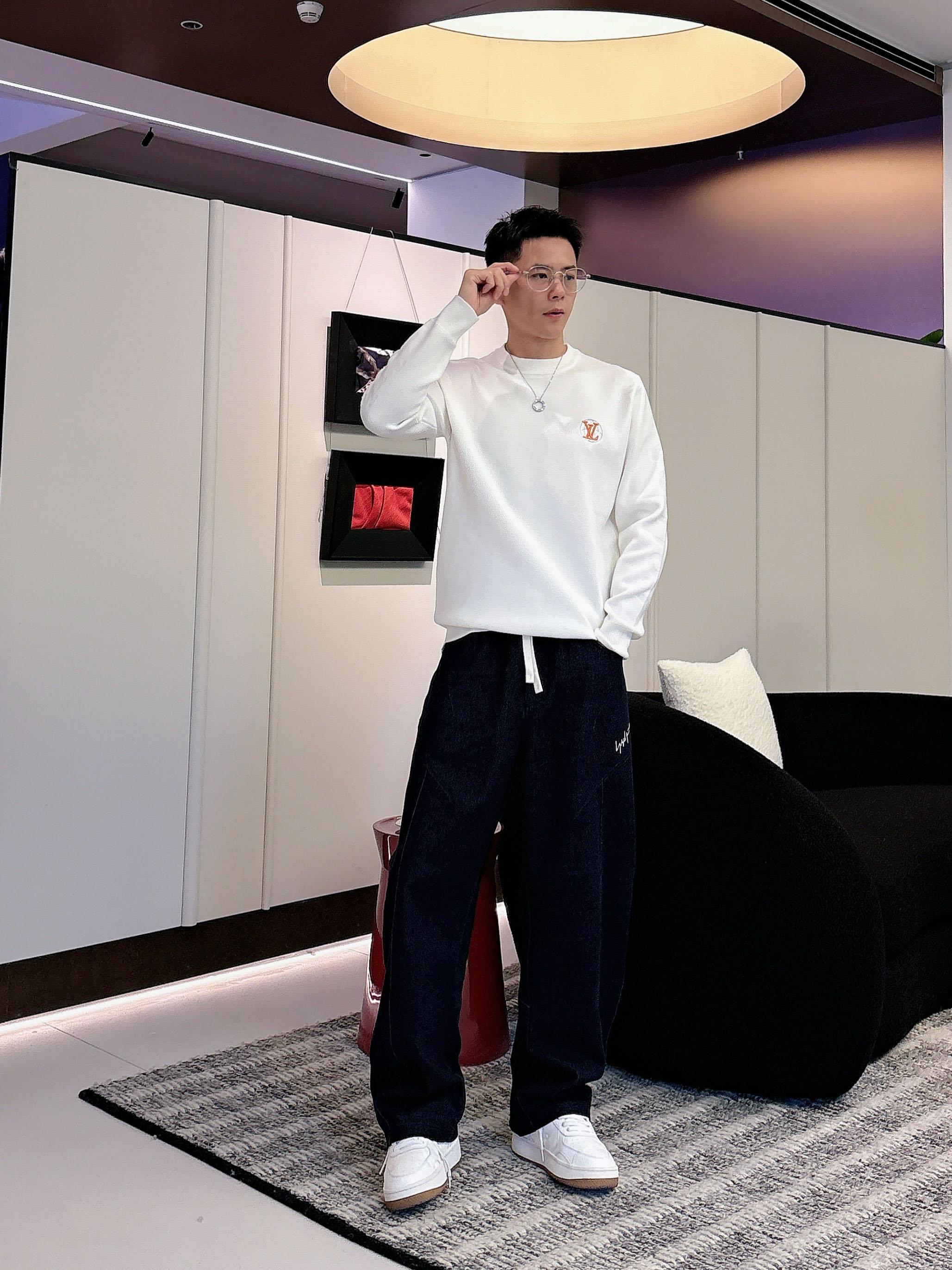 · LV 2025官网秋冬季最新款圆领毛衣，专柜同步在售爆款！特供羊毛混纺面料.手感舒适.可直接接触皮肤