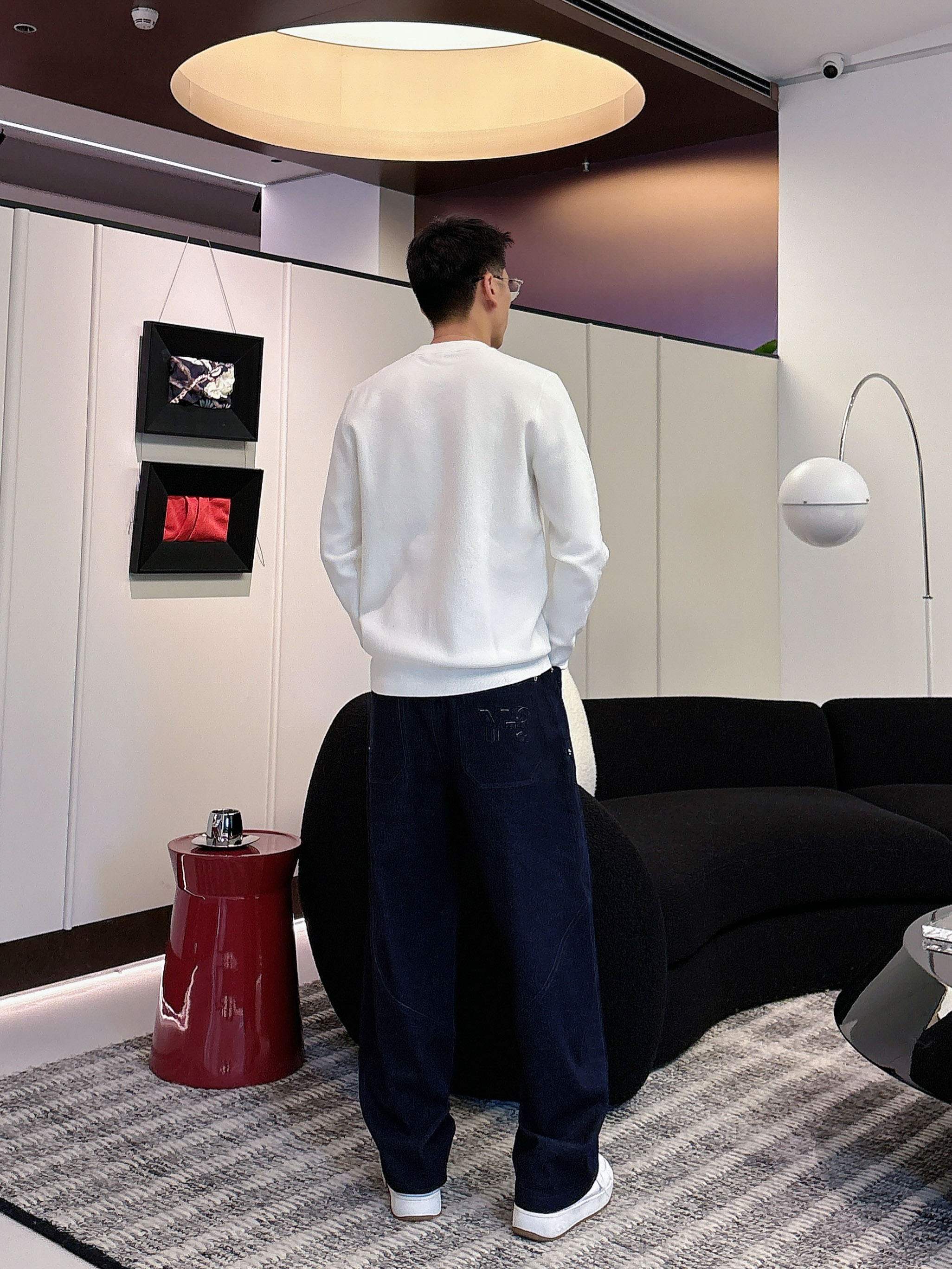 · LV 2025官网秋冬季最新款圆领毛衣，专柜同步在售爆款！特供羊毛混纺面料.手感舒适.可直接接触皮肤