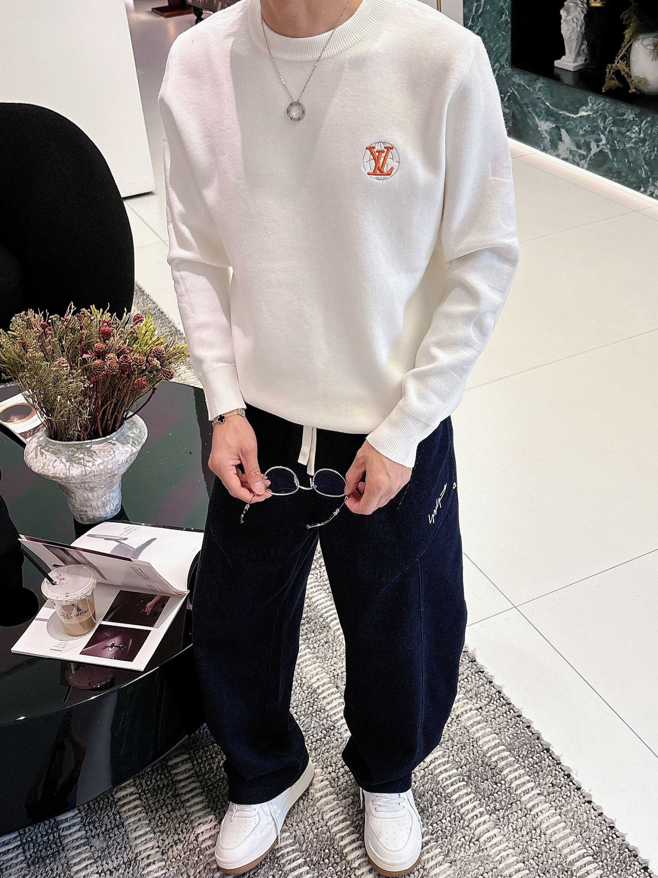 · LV 2025官网秋冬季最新款圆领毛衣，专柜同步在售爆款！特供羊毛混纺面料.手感舒适.可直接接触皮肤
