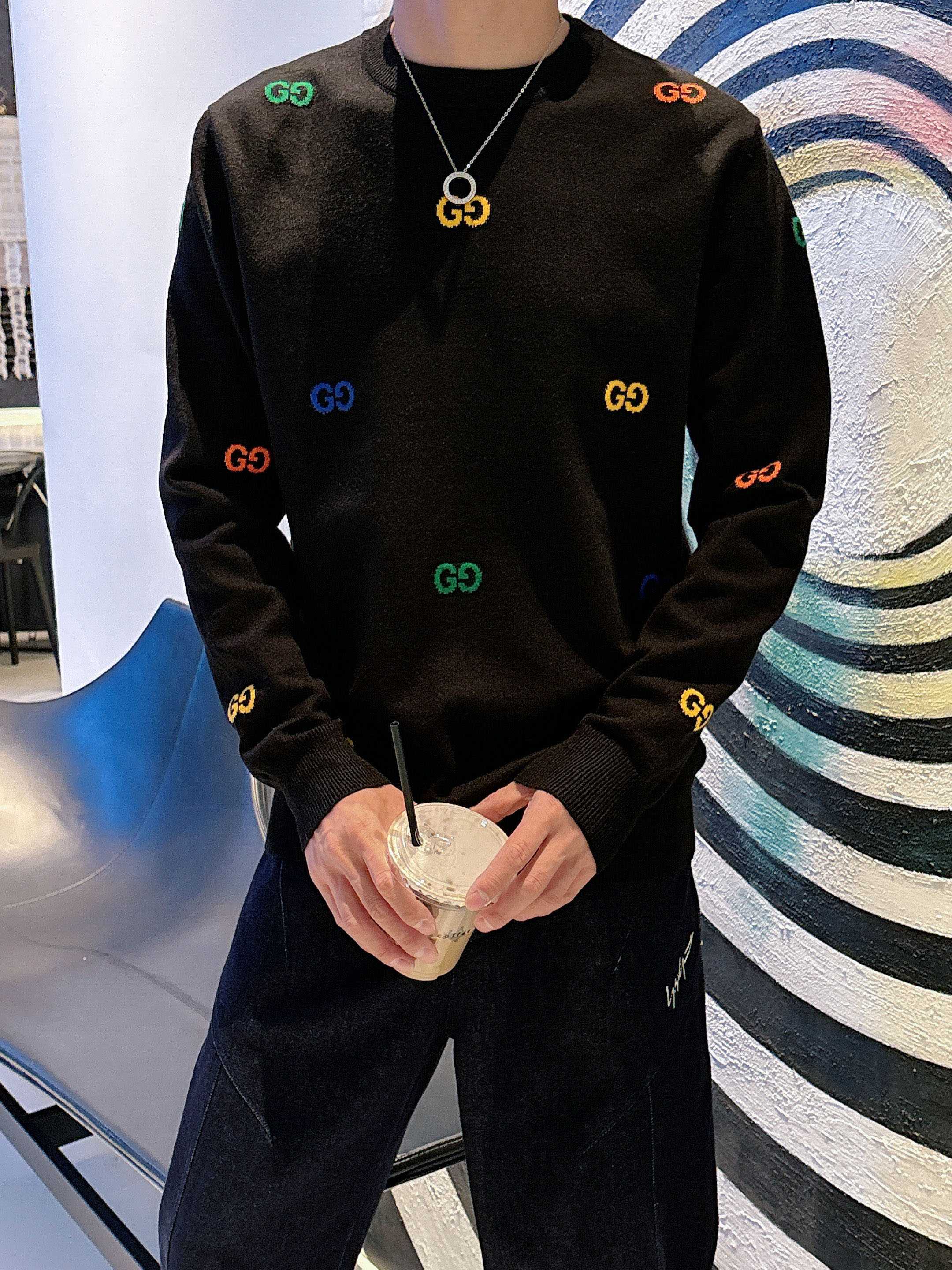 · 古驰Gucci 2025官网秋冬季最新款圆领毛衣，专柜同步在售爆款！特供羊毛混纺面料.手感舒适.可直