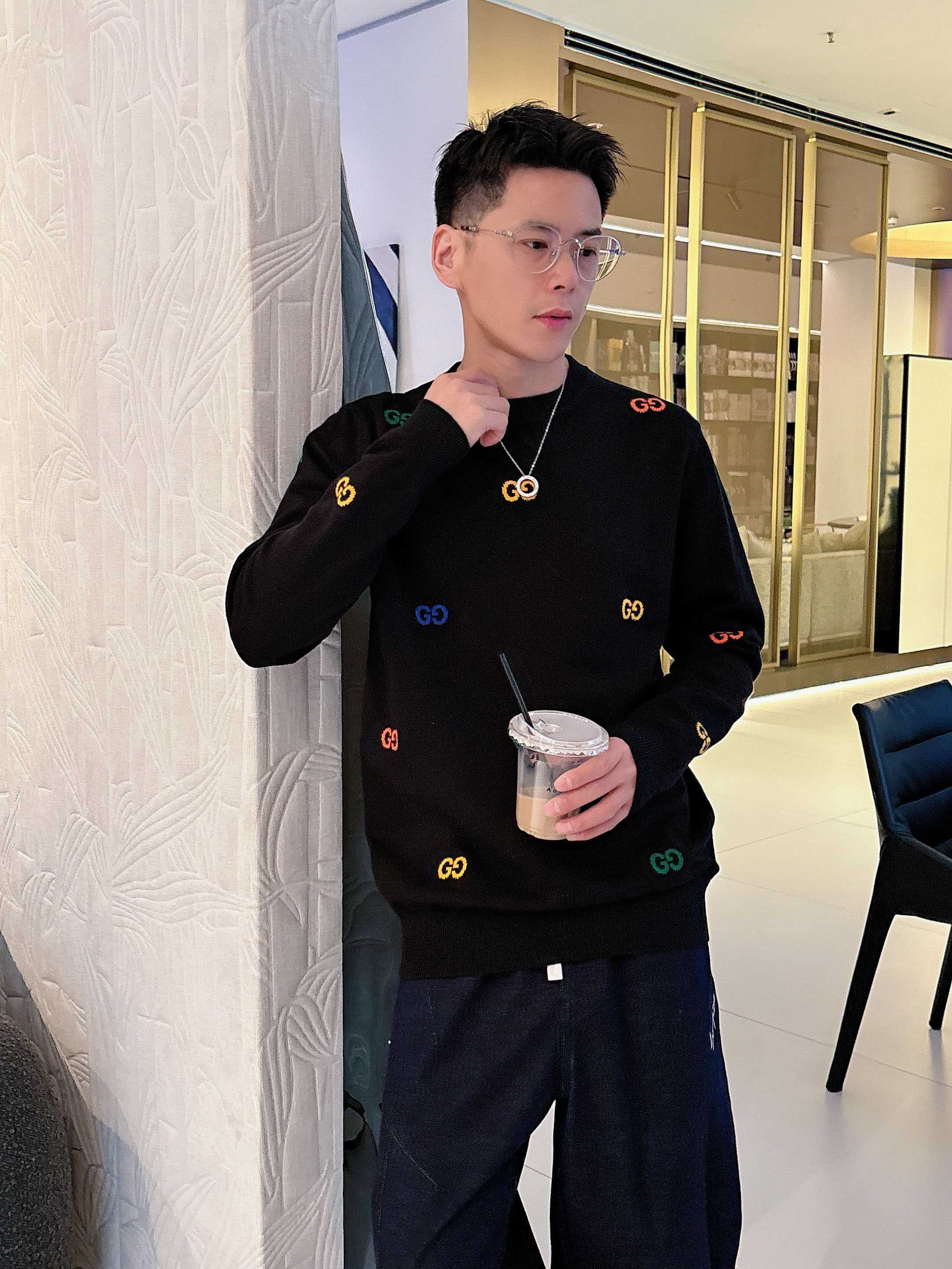 · 古驰Gucci 2025官网秋冬季最新款圆领毛衣，专柜同步在售爆款！特供羊毛混纺面料.手感舒适.可直