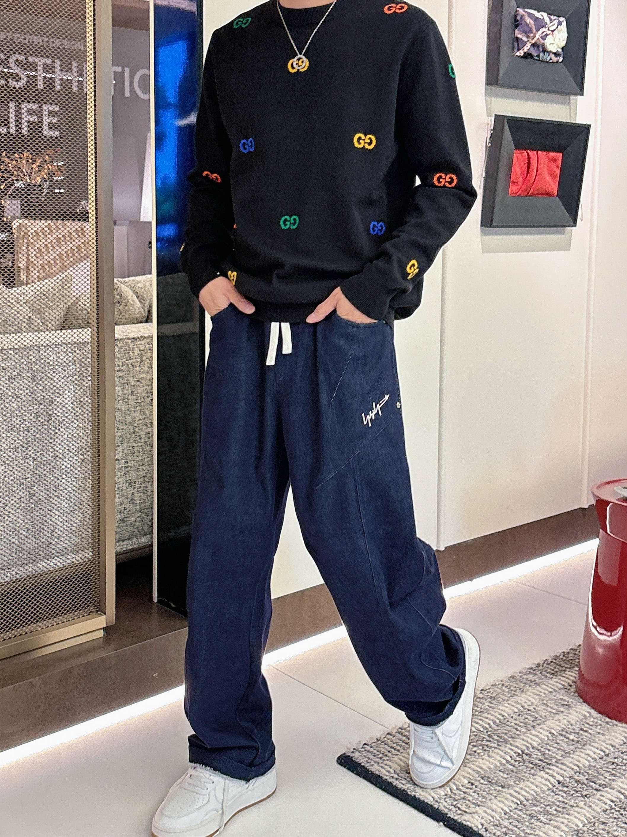 · 古驰Gucci 2025官网秋冬季最新款圆领毛衣，专柜同步在售爆款！特供羊毛混纺面料.手感舒适.可直