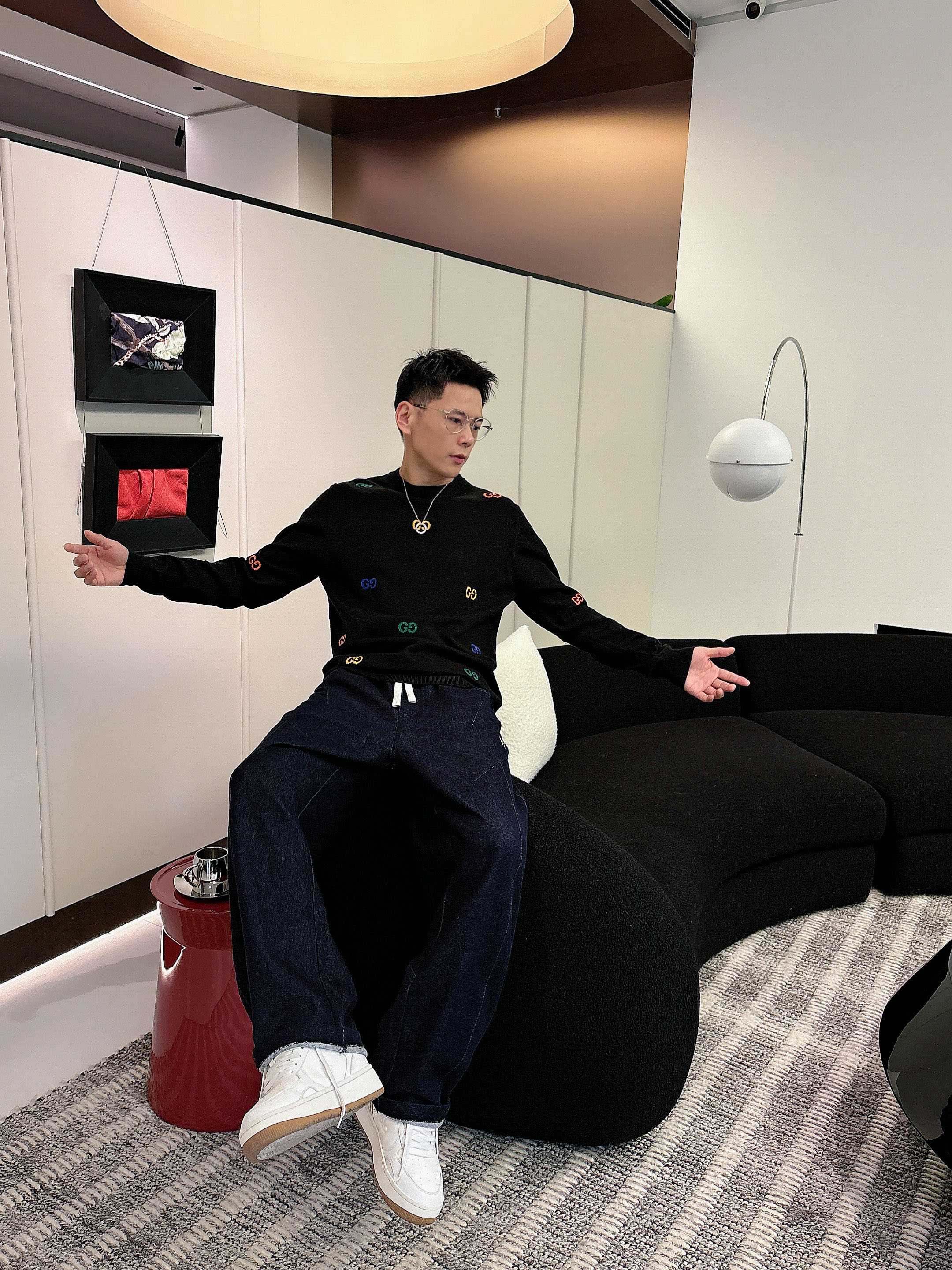 · 古驰Gucci 2025官网秋冬季最新款圆领毛衣，专柜同步在售爆款！特供羊毛混纺面料.手感舒适.可直