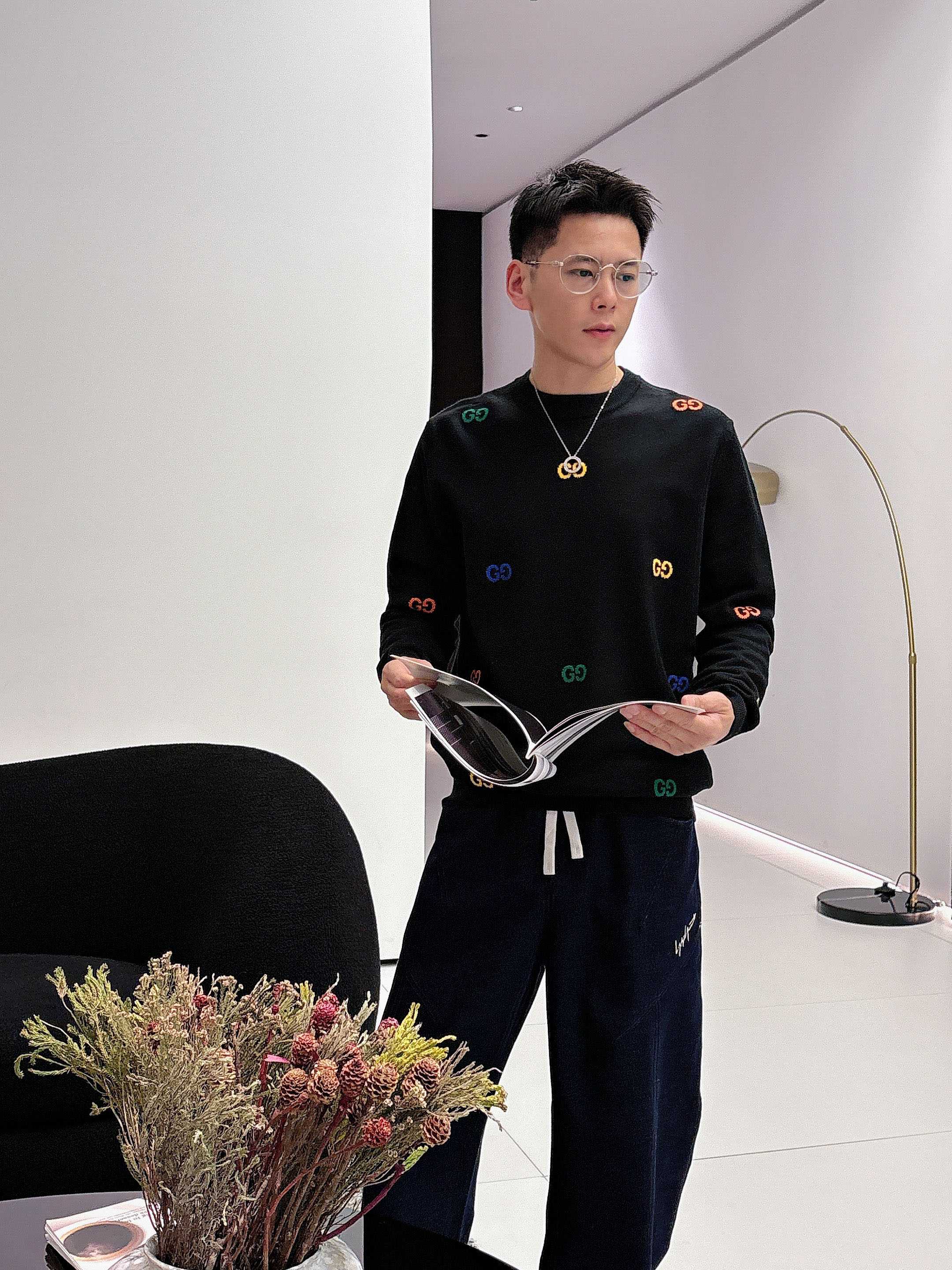 · 古驰Gucci 2025官网秋冬季最新款圆领毛衣，专柜同步在售爆款！特供羊毛混纺面料.手感舒适.可直