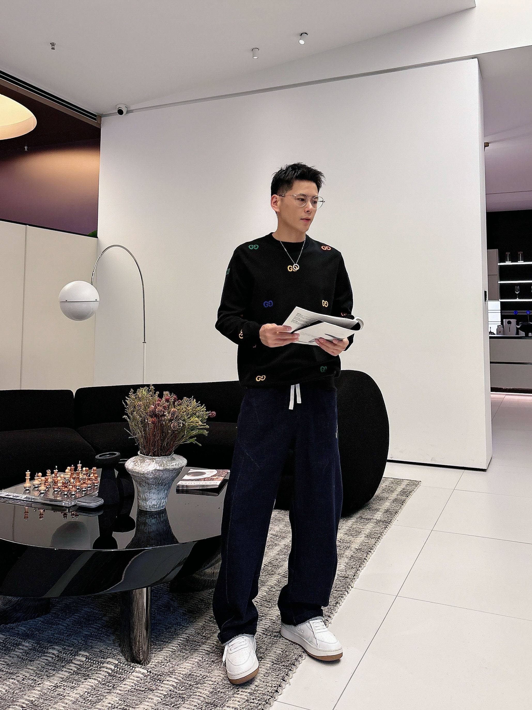 · 古驰Gucci 2025官网秋冬季最新款圆领毛衣，专柜同步在售爆款！特供羊毛混纺面料.手感舒适.可直