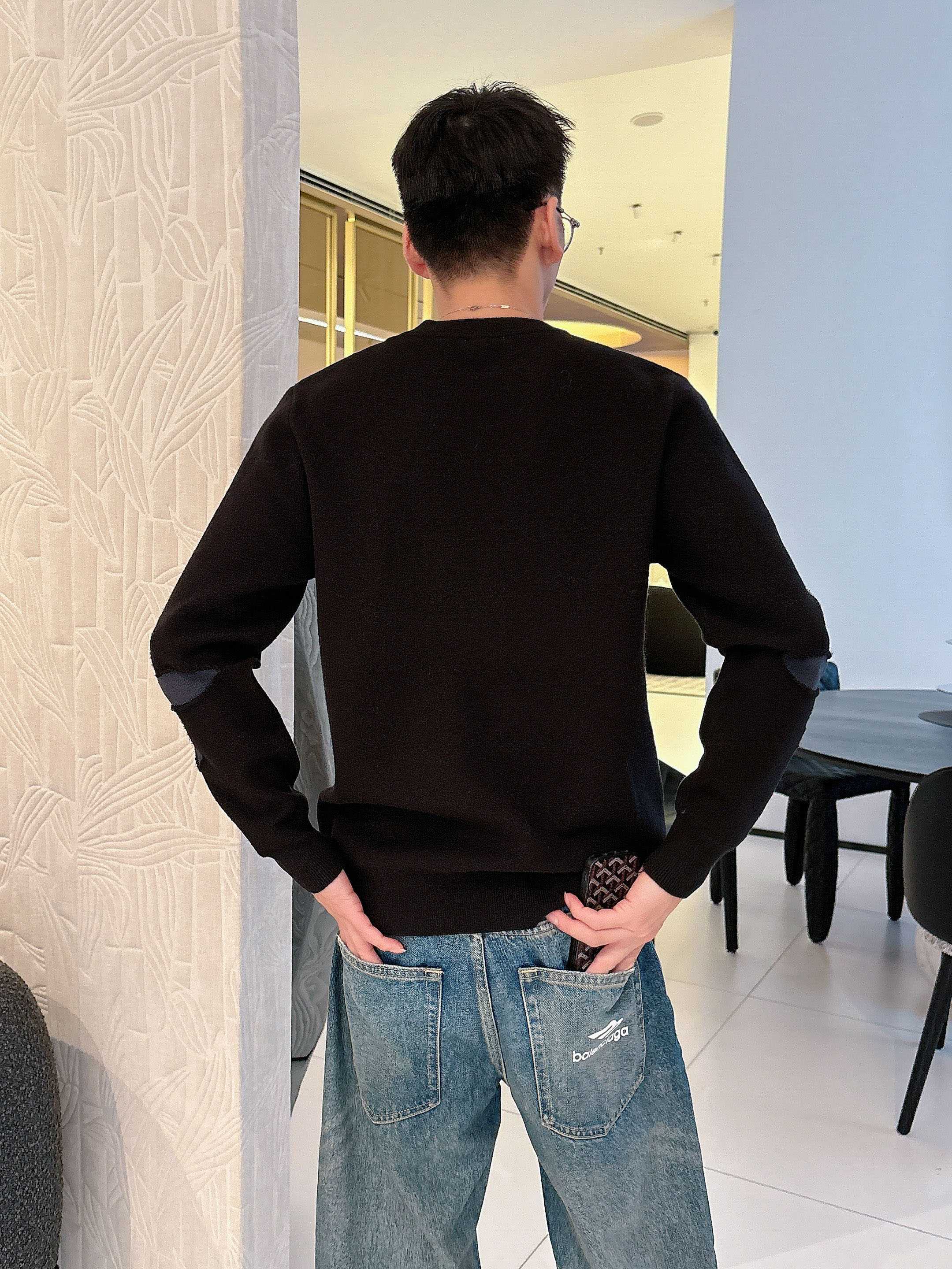 · LV 2025官网秋冬季最新款圆领毛衣，专柜同步在售爆款！特供羊毛混纺面料.手感舒适.可直接接触皮肤