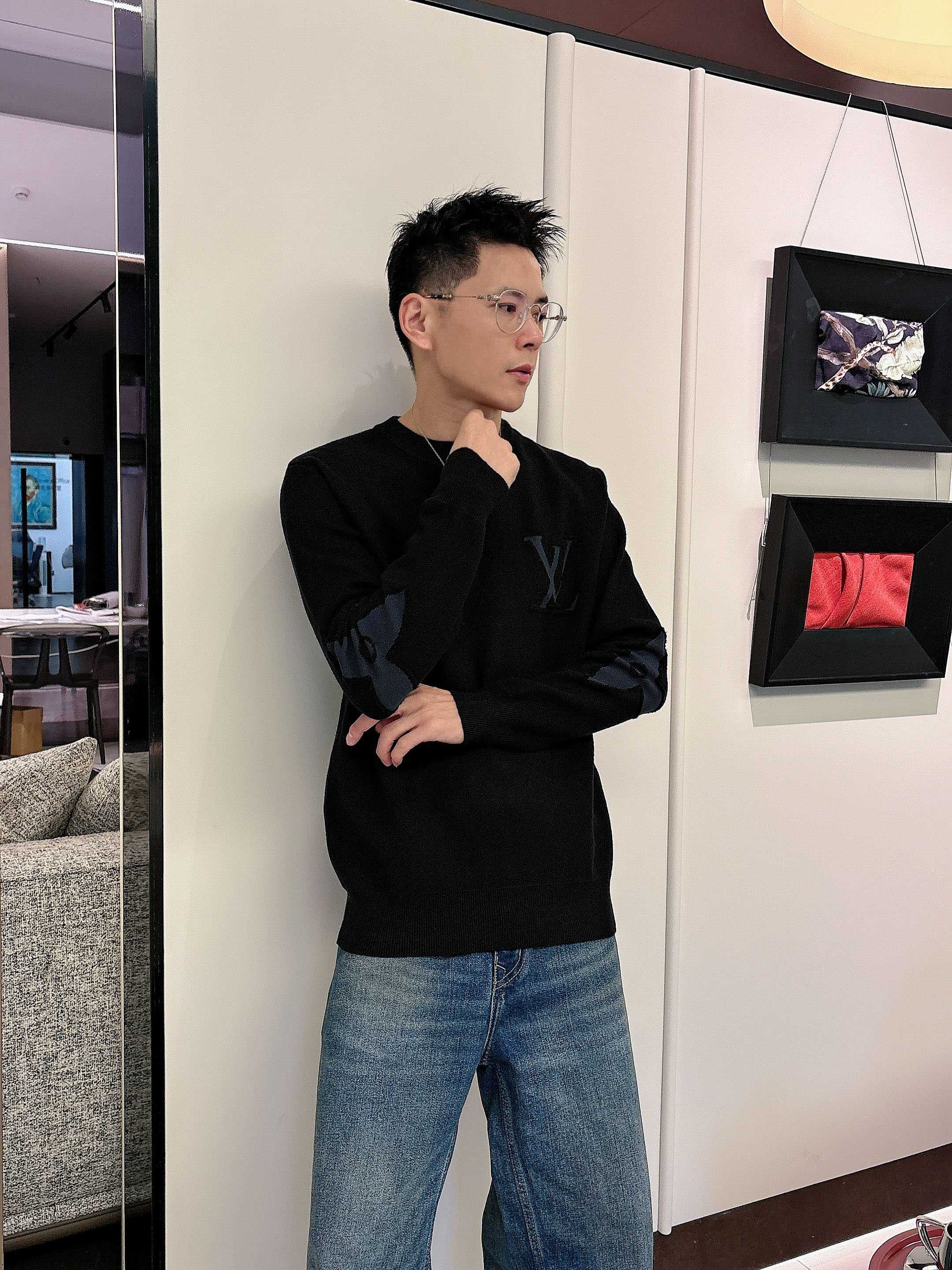 · LV 2025官网秋冬季最新款圆领毛衣，专柜同步在售爆款！特供羊毛混纺面料.手感舒适.可直接接触皮肤