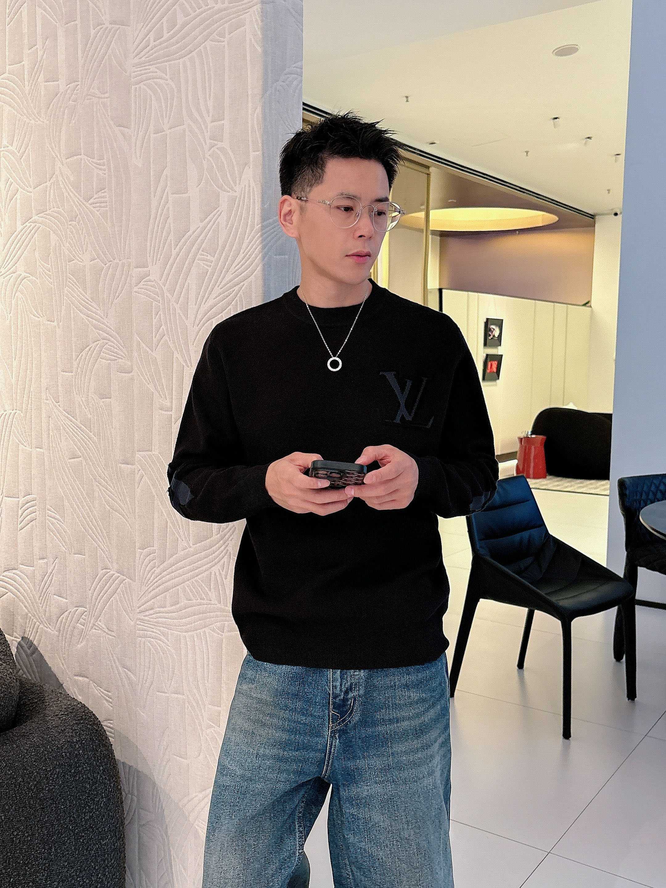 · LV 2025官网秋冬季最新款圆领毛衣，专柜同步在售爆款！特供羊毛混纺面料.手感舒适.可直接接触皮肤