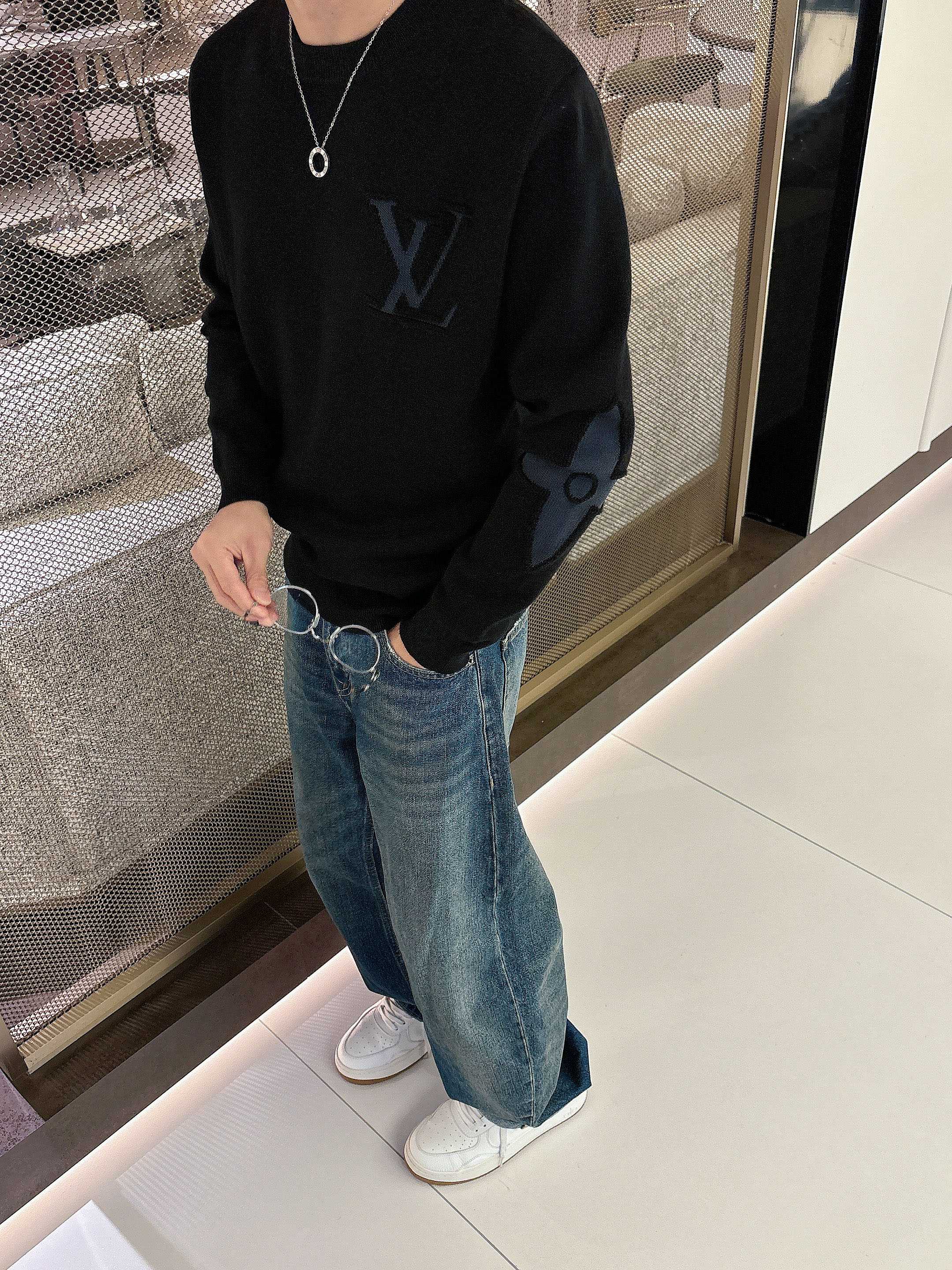 · LV 2025官网秋冬季最新款圆领毛衣，专柜同步在售爆款！特供羊毛混纺面料.手感舒适.可直接接触皮肤