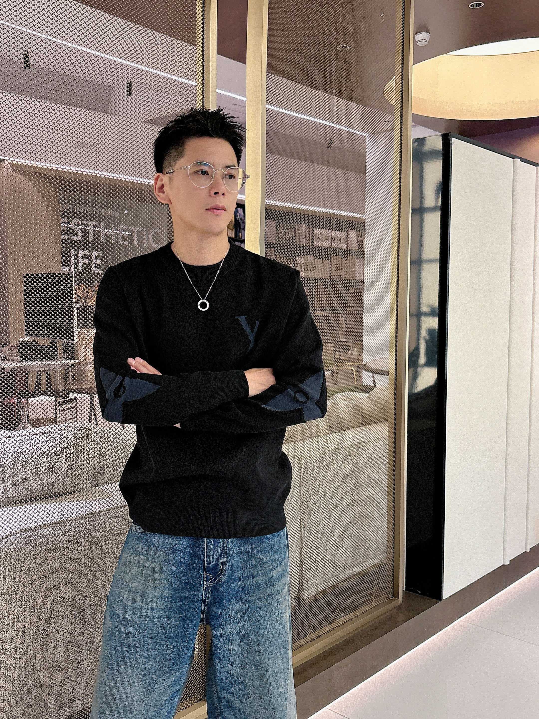 · LV 2025官网秋冬季最新款圆领毛衣，专柜同步在售爆款！特供羊毛混纺面料.手感舒适.可直接接触皮肤