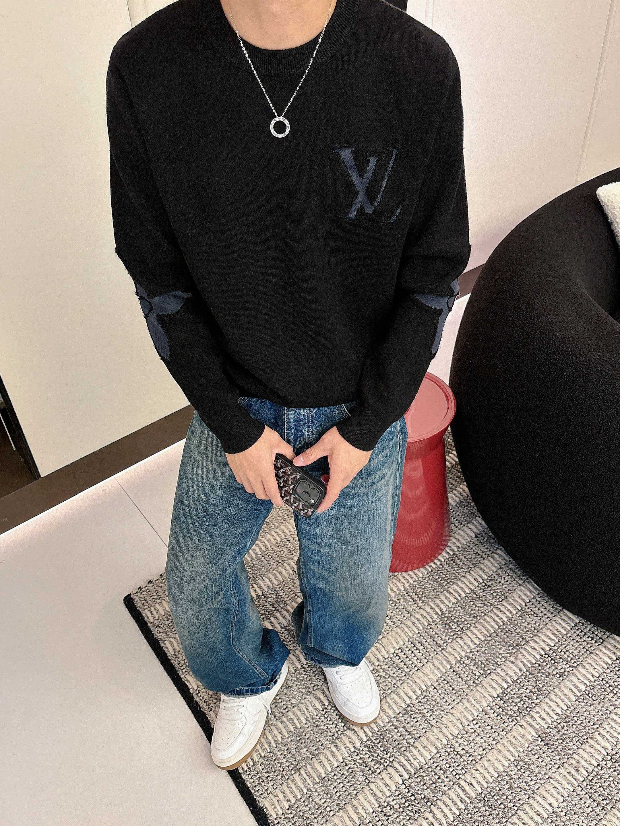 · LV 2025官网秋冬季最新款圆领毛衣，专柜同步在售爆款！特供羊毛混纺面料.手感舒适.可直接接触皮肤