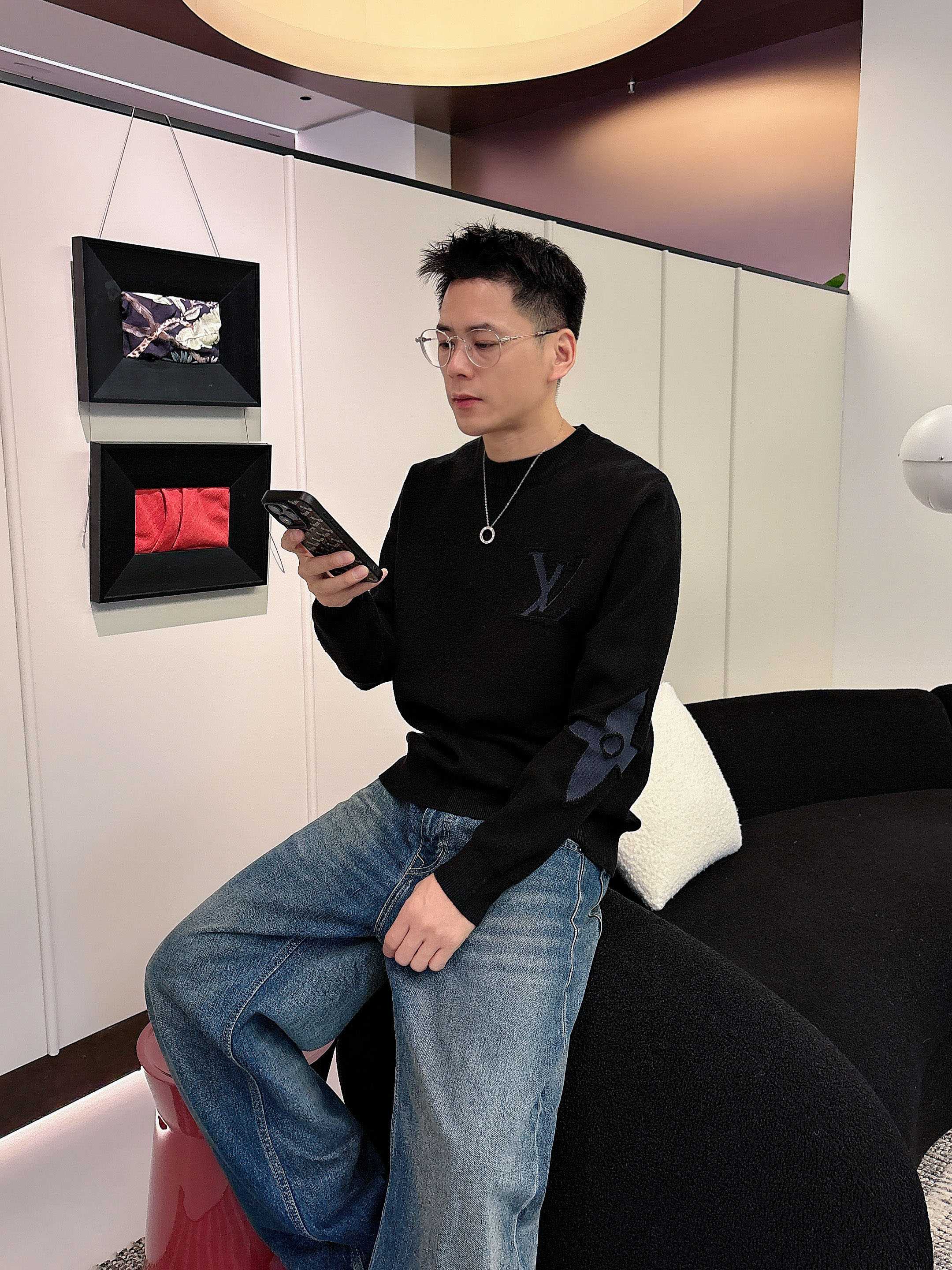 · LV 2025官网秋冬季最新款圆领毛衣，专柜同步在售爆款！特供羊毛混纺面料.手感舒适.可直接接触皮肤