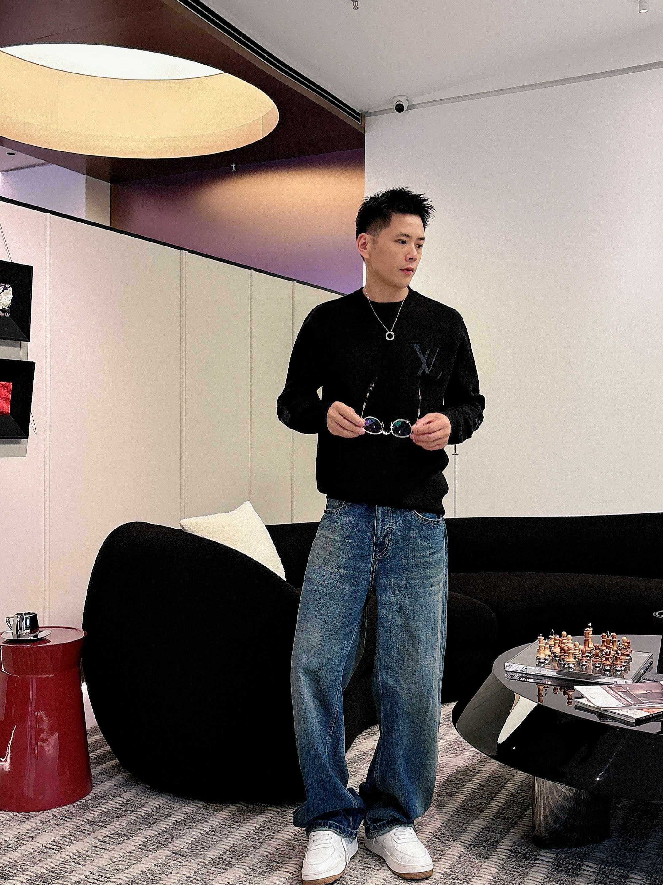 · LV 2025官网秋冬季最新款圆领毛衣，专柜同步在售爆款！特供羊毛混纺面料.手感舒适.可直接接触皮肤