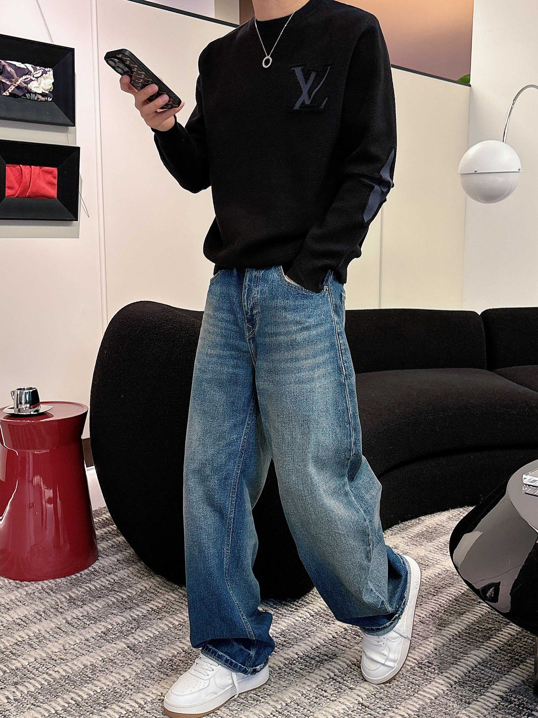 · LV 2025官网秋冬季最新款圆领毛衣，专柜同步在售爆款！特供羊毛混纺面料.手感舒适.可直接接触皮肤