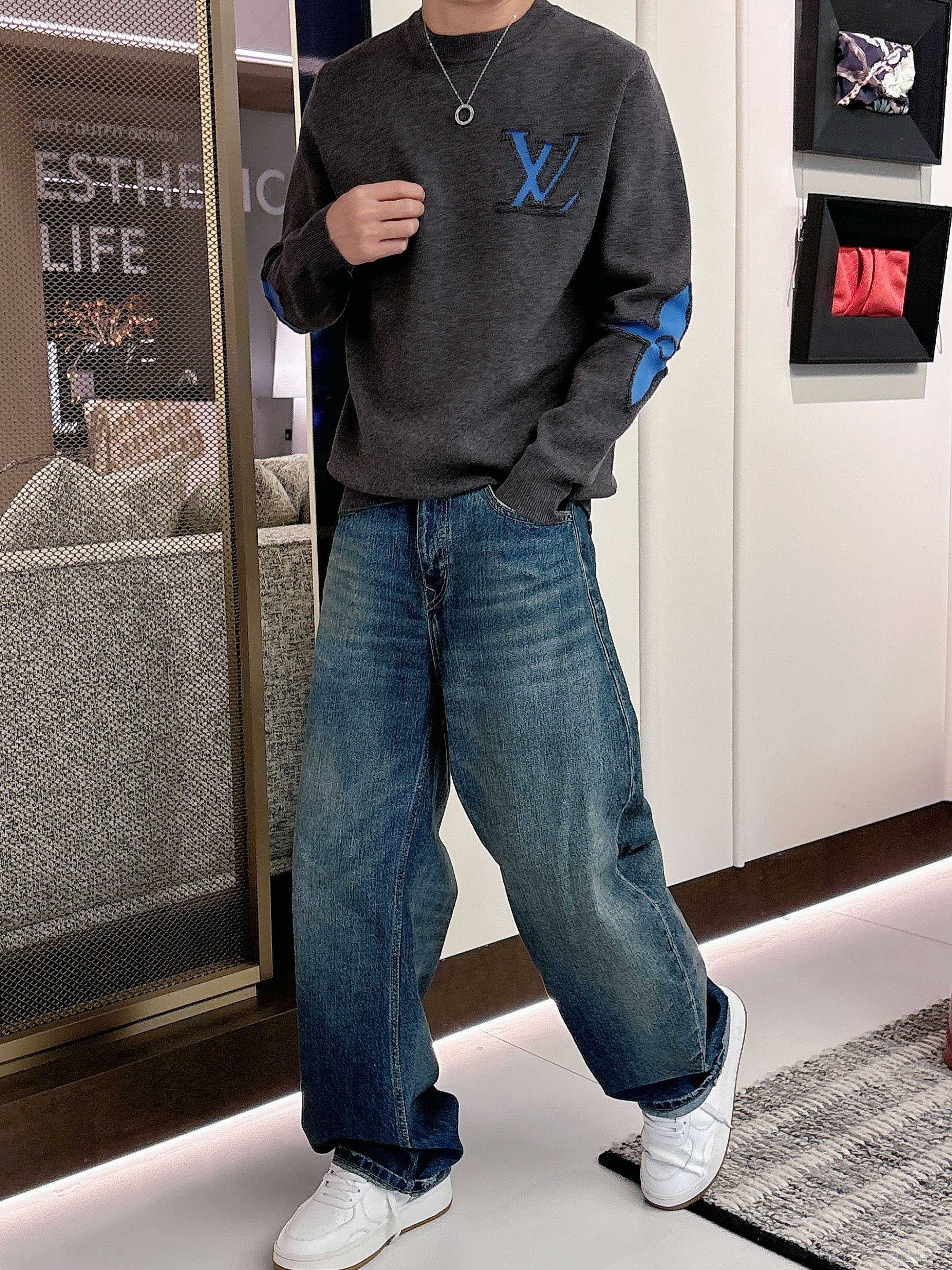 · LV 2025官网秋冬季最新款圆领毛衣，专柜同步在售爆款！特供羊毛混纺面料.手感舒适.可直接接触皮肤