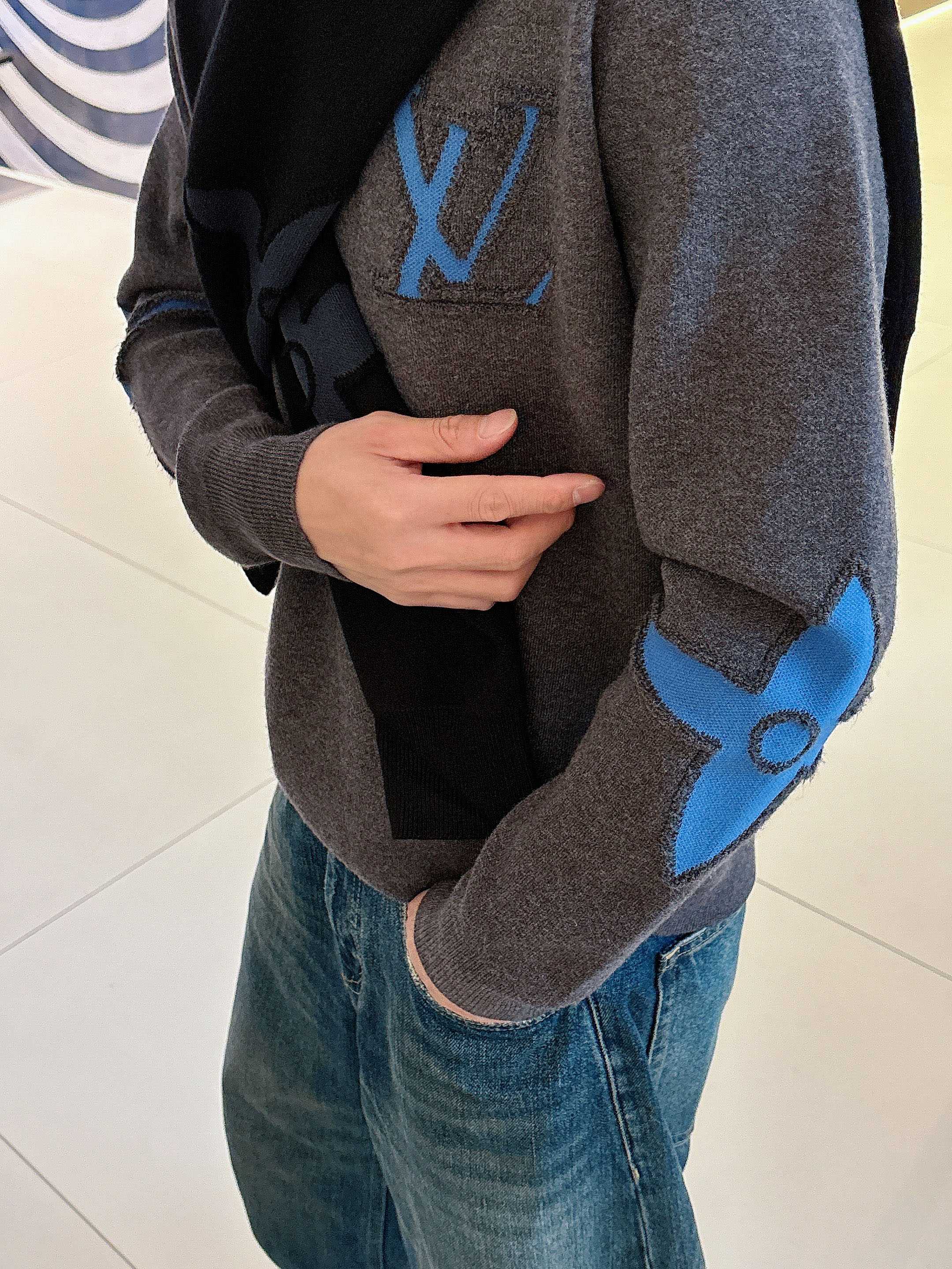 · LV 2025官网秋冬季最新款圆领毛衣，专柜同步在售爆款！特供羊毛混纺面料.手感舒适.可直接接触皮肤