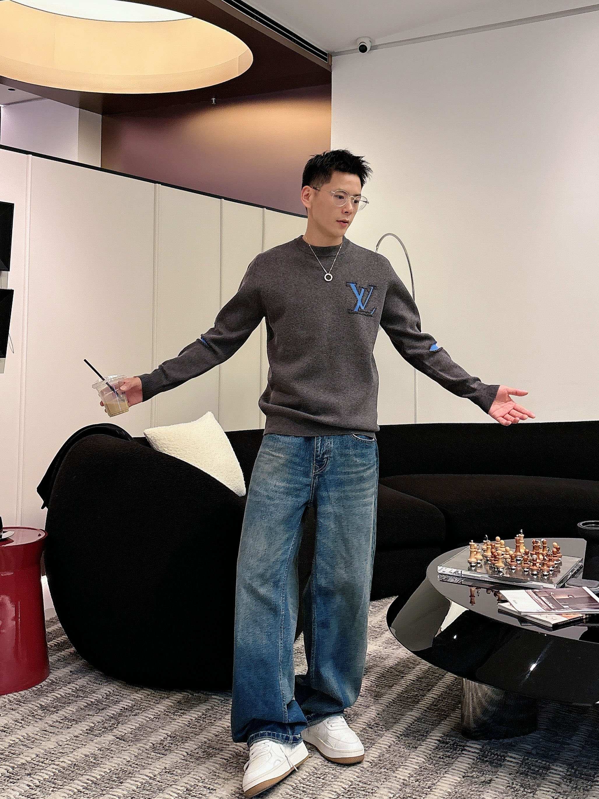 · LV 2025官网秋冬季最新款圆领毛衣，专柜同步在售爆款！特供羊毛混纺面料.手感舒适.可直接接触皮肤