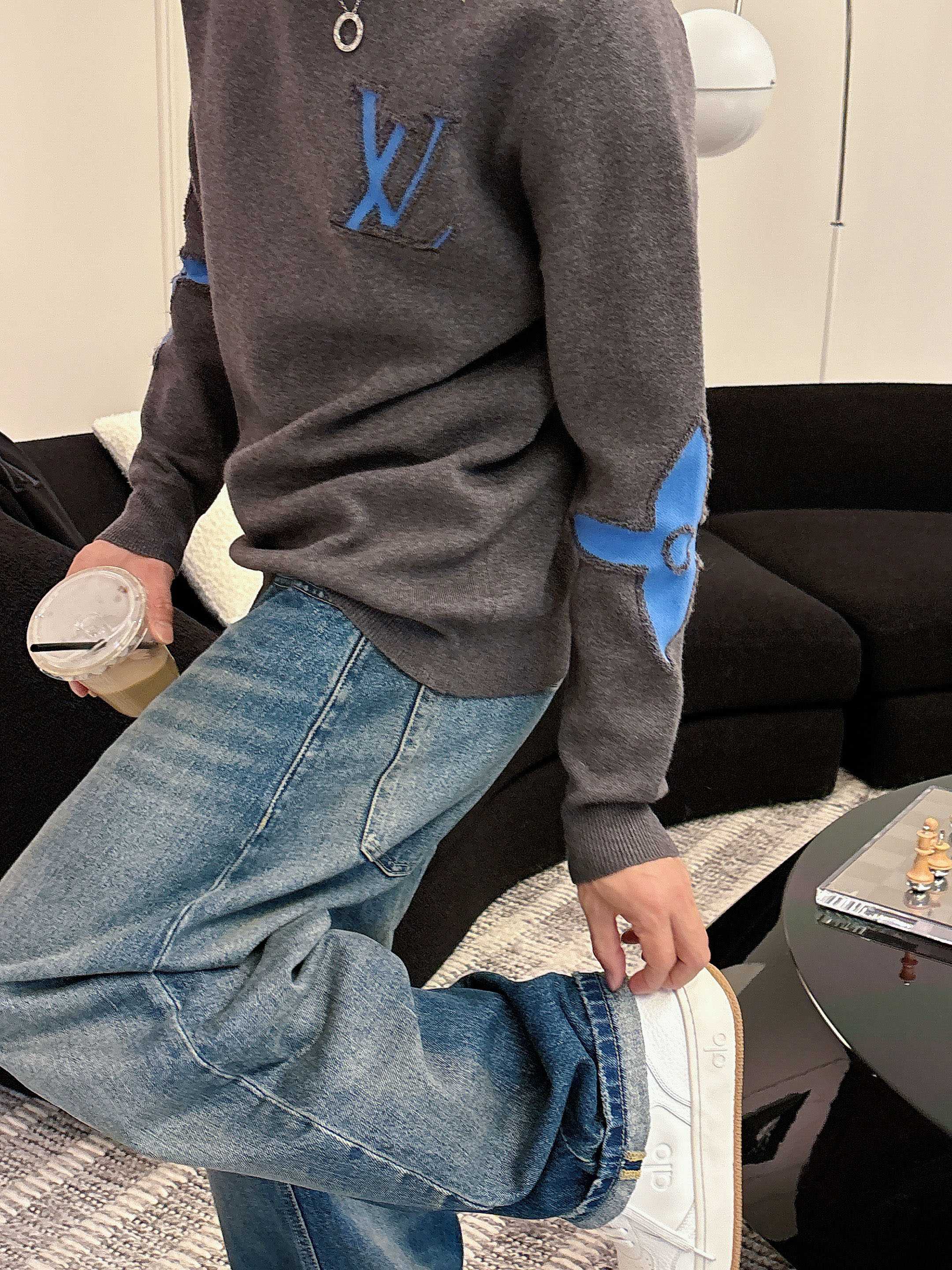 · LV 2025官网秋冬季最新款圆领毛衣，专柜同步在售爆款！特供羊毛混纺面料.手感舒适.可直接接触皮肤